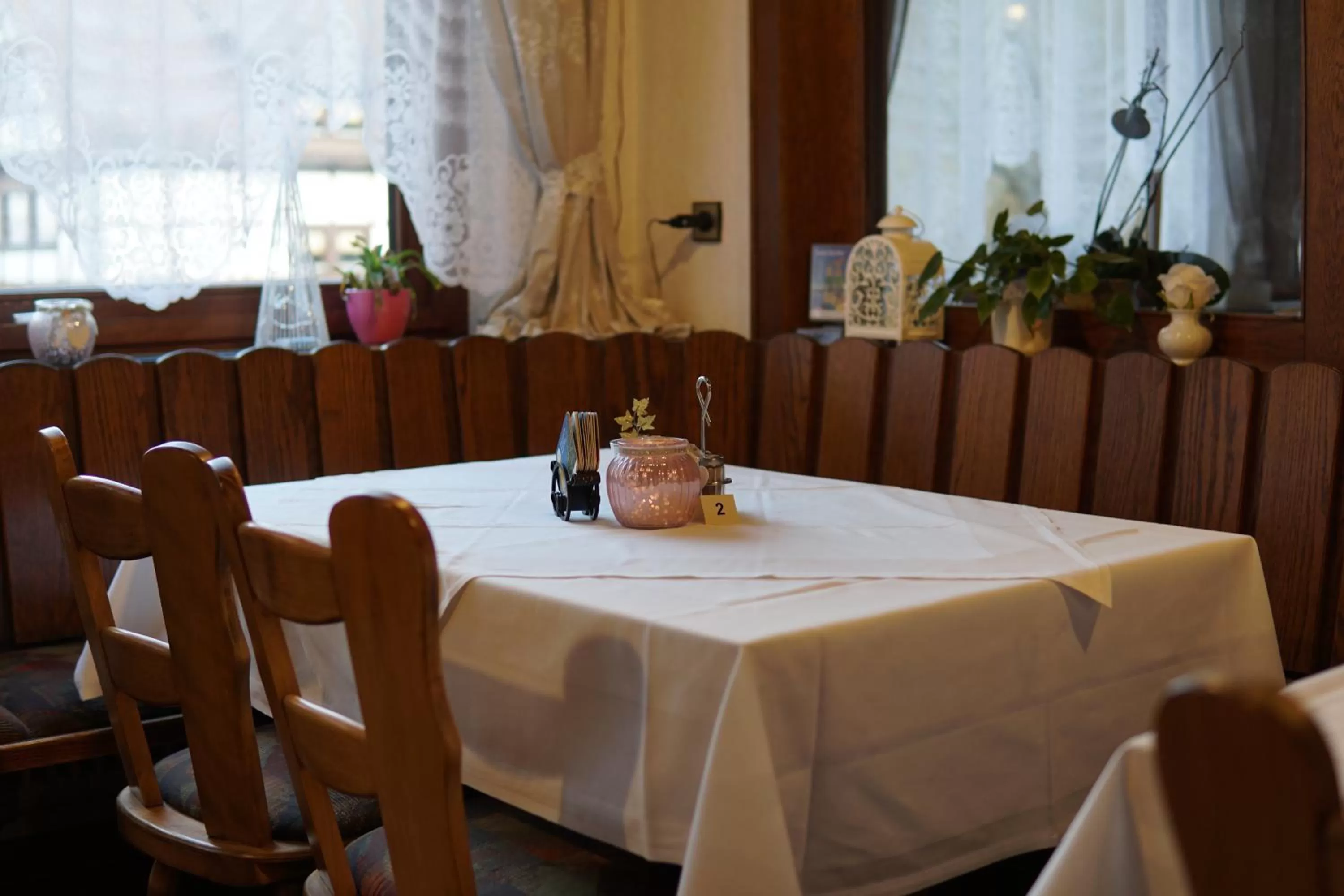 Restaurant/places to eat in Hotel Eleon