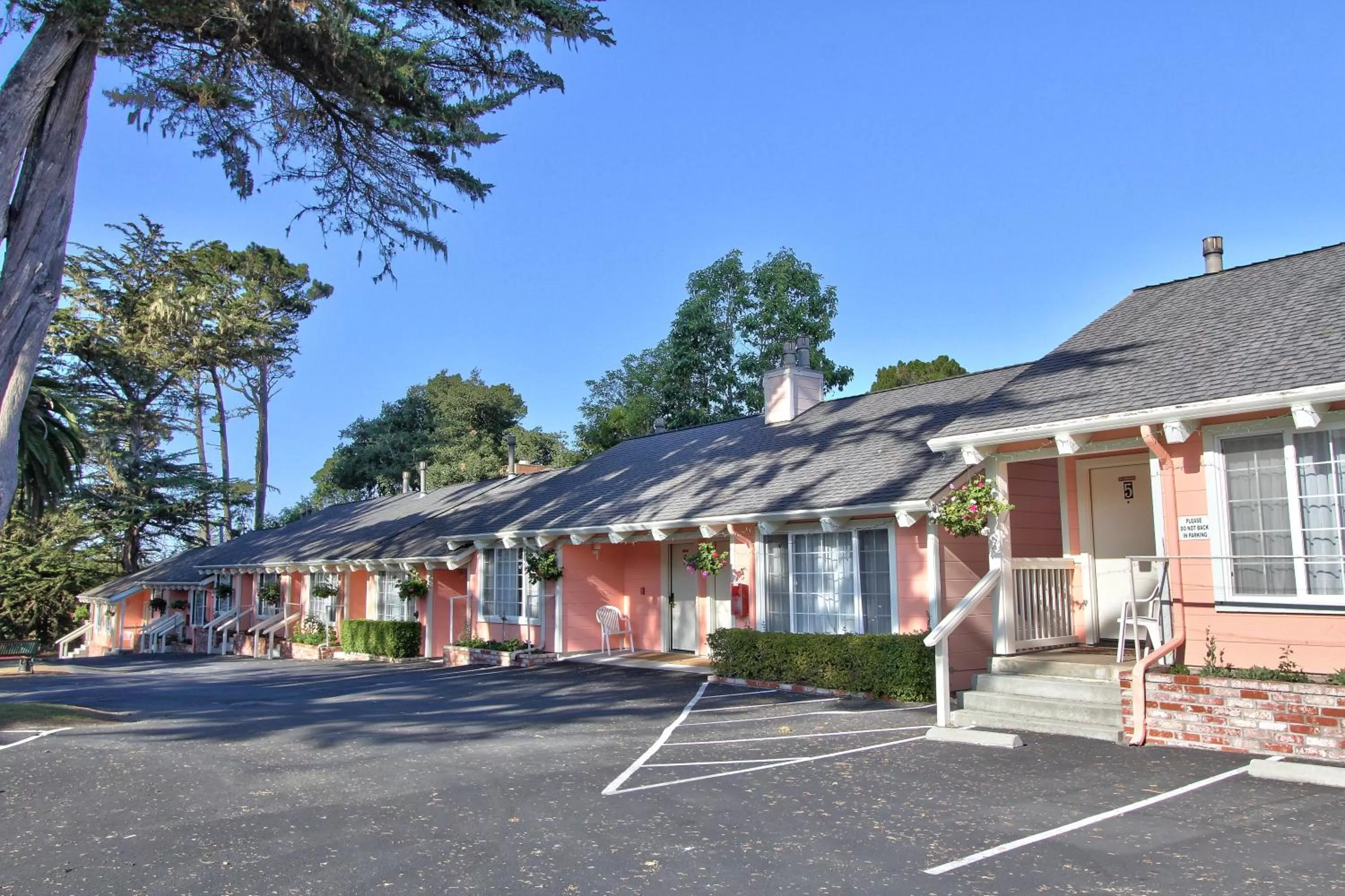 Facade/entrance in Butterfly Grove Inn