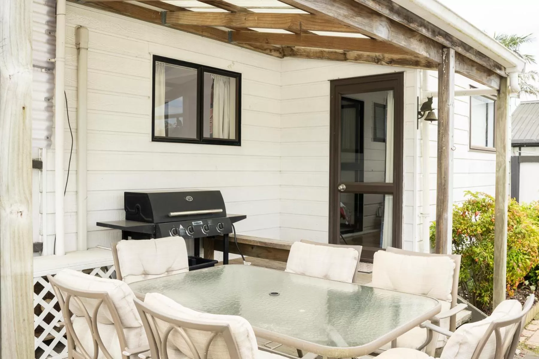 Patio in Tudor Park Motel Spacious with kitchens 1 minute walk to restaurant and shopping centre and Gisborne Hospital