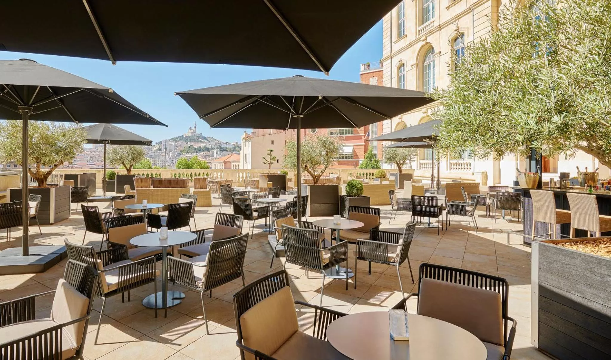 Lounge or bar in InterContinental Marseille - Hotel Dieu by IHG
