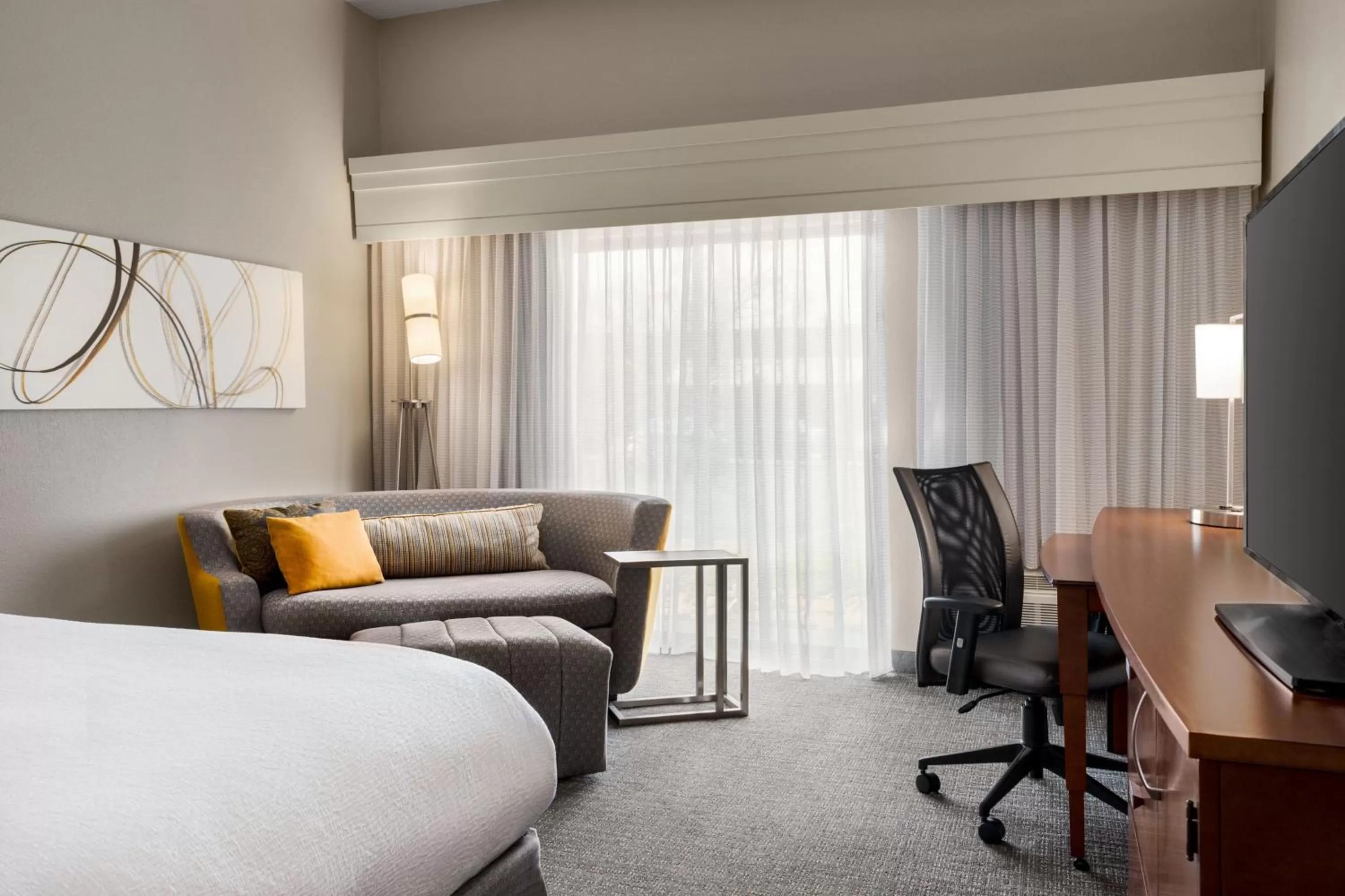 Photo of the whole room, Bed in Courtyard Tupelo