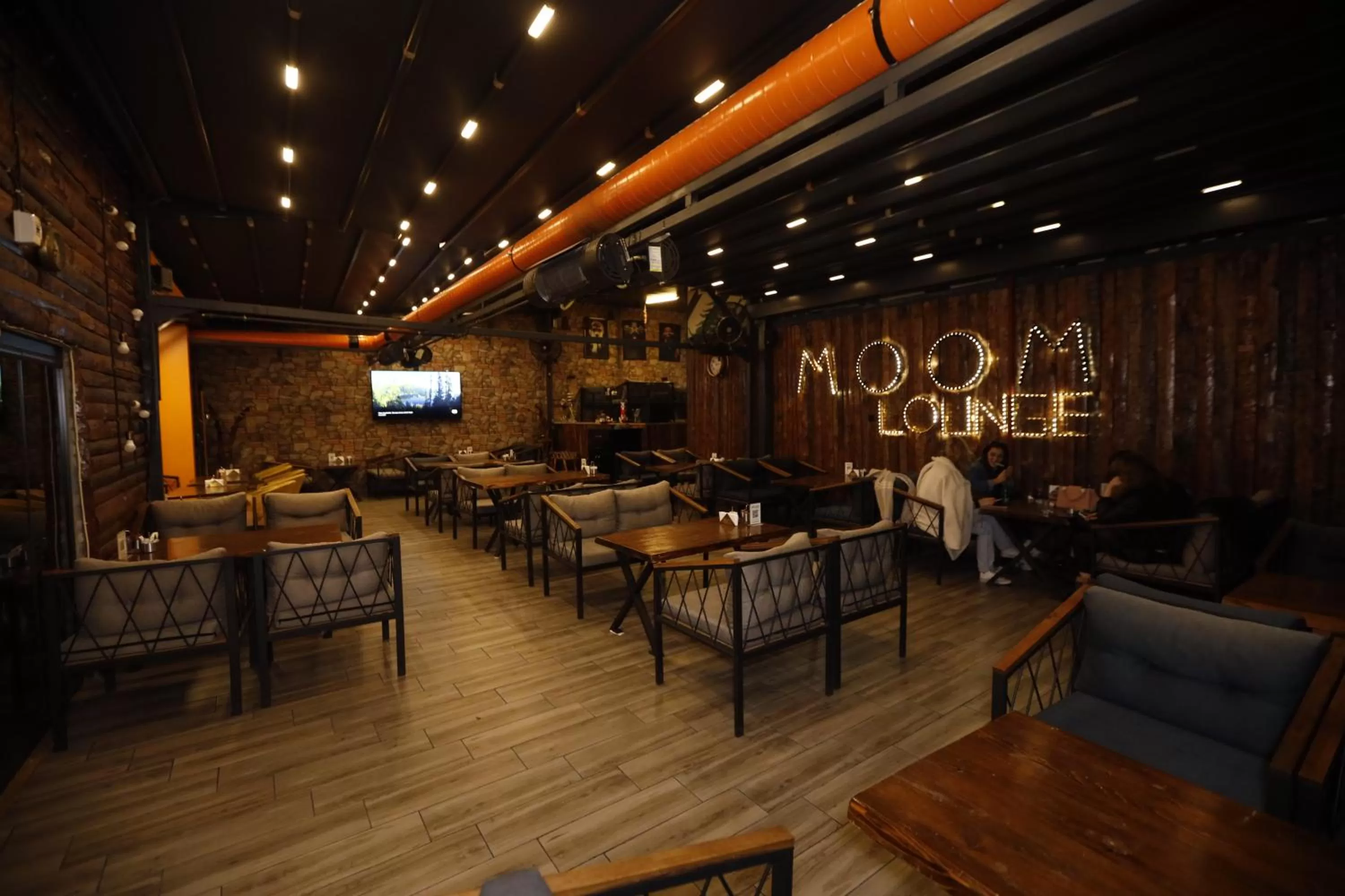 Restaurant/places to eat in The Queen Hotel