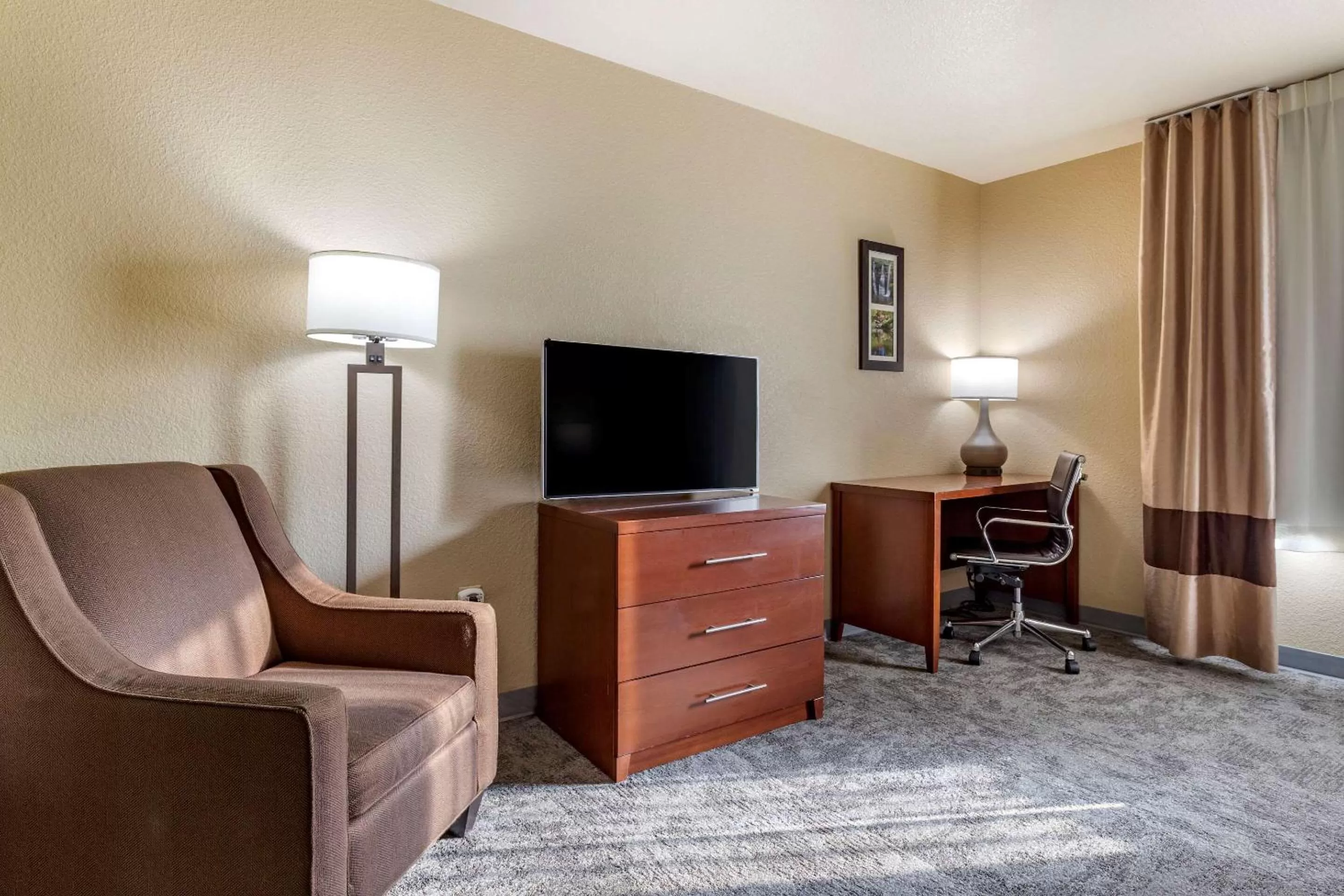 Photo of the whole room in Comfort Inn Bentonville - Crystal Bridges