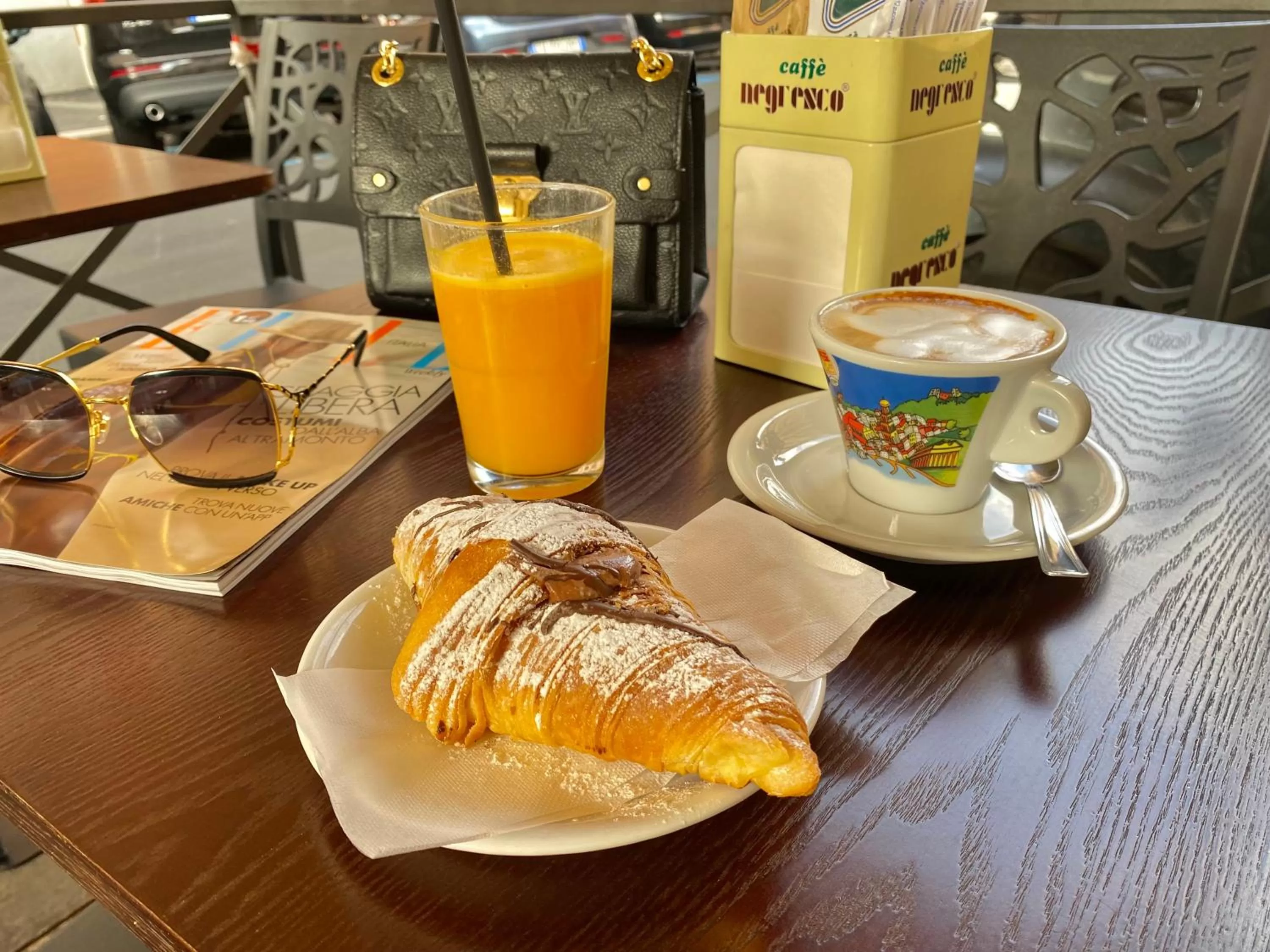 Food and drinks in Relais Roma Vaticano - METRO station Ottaviano