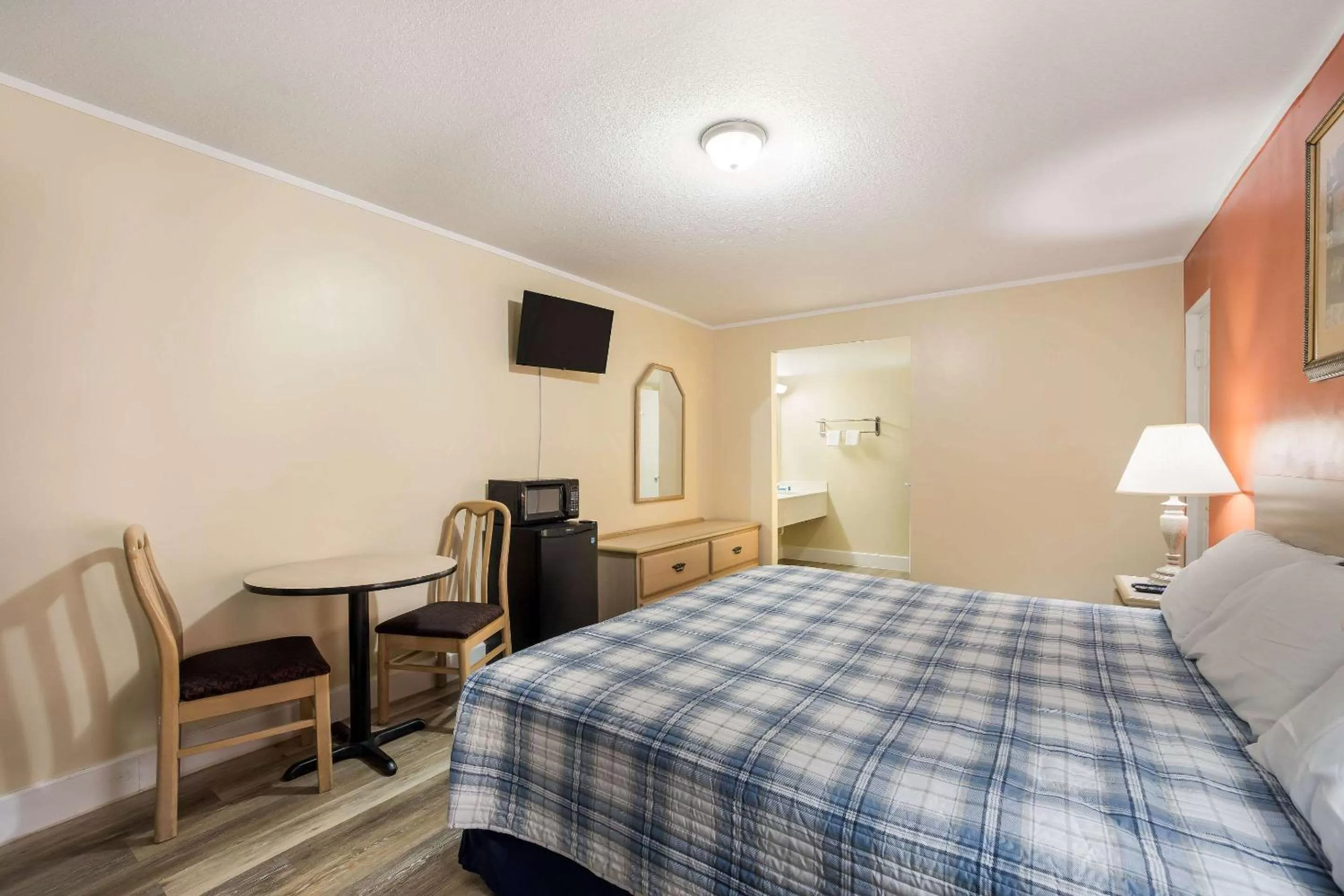 Photo of the whole room, Bed in Rodeway Inn Cecil