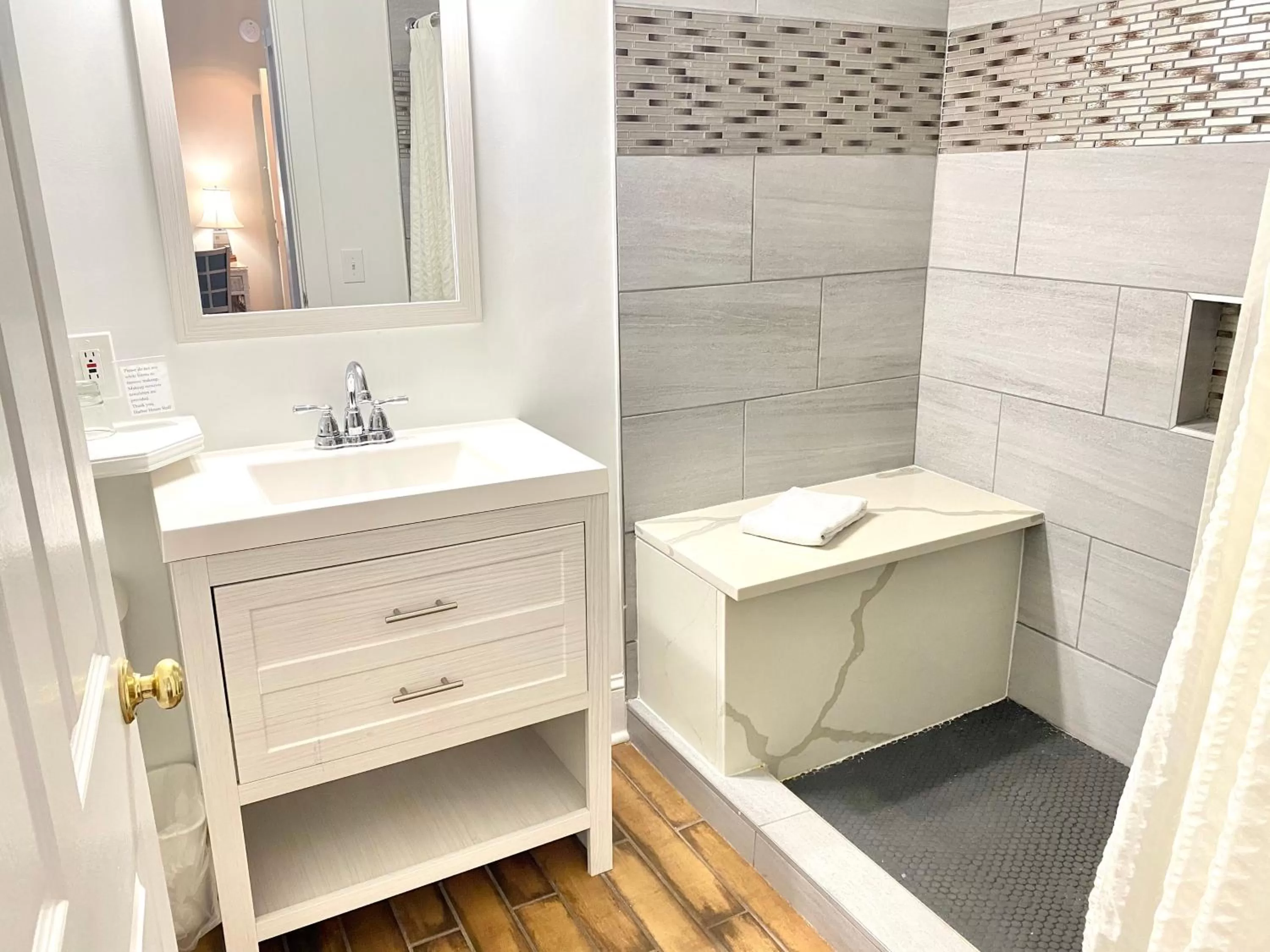 Bed in Harbor House Inn