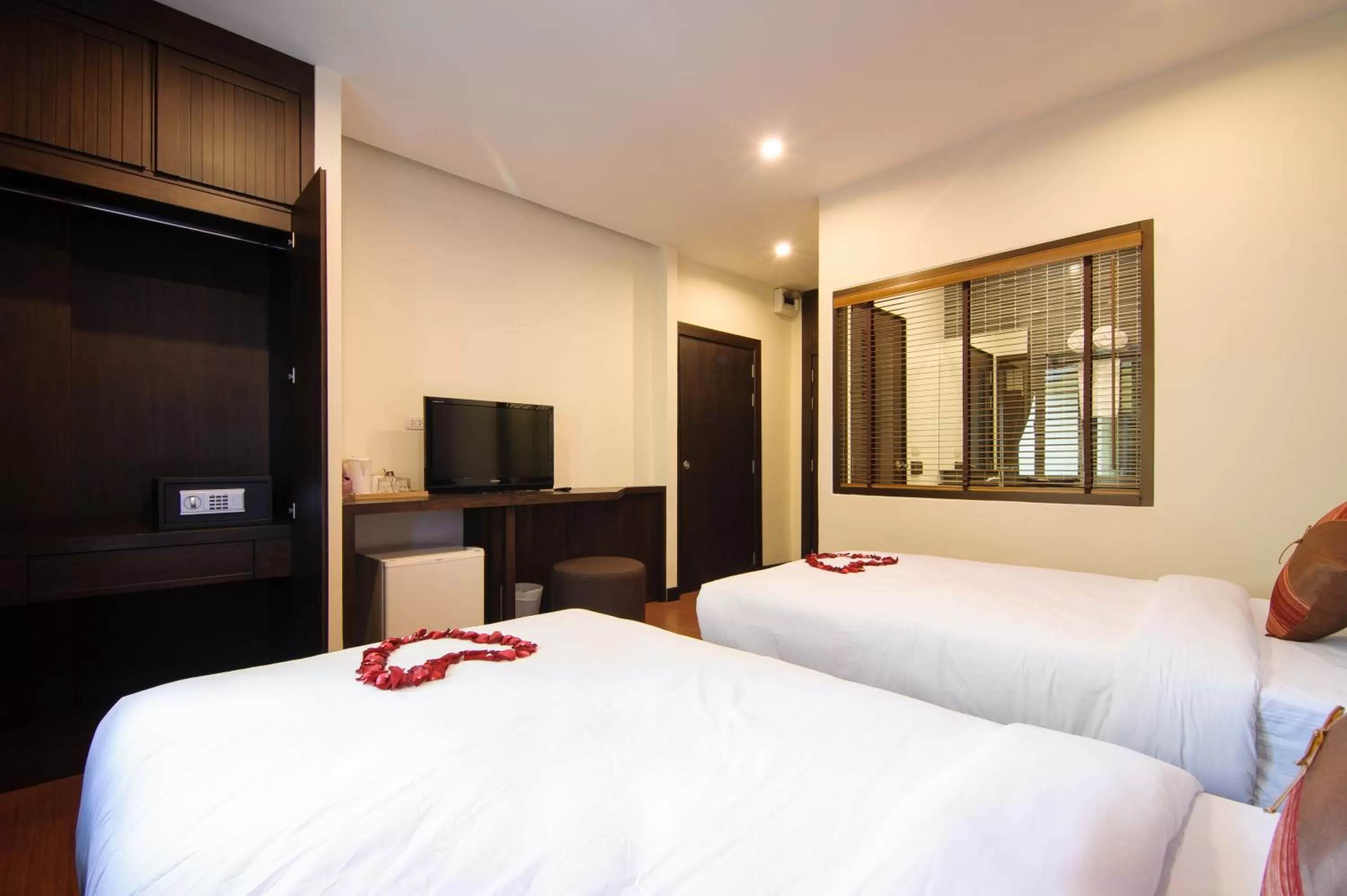Photo of the whole room, Bed in Tara Place Hotel Bangkok