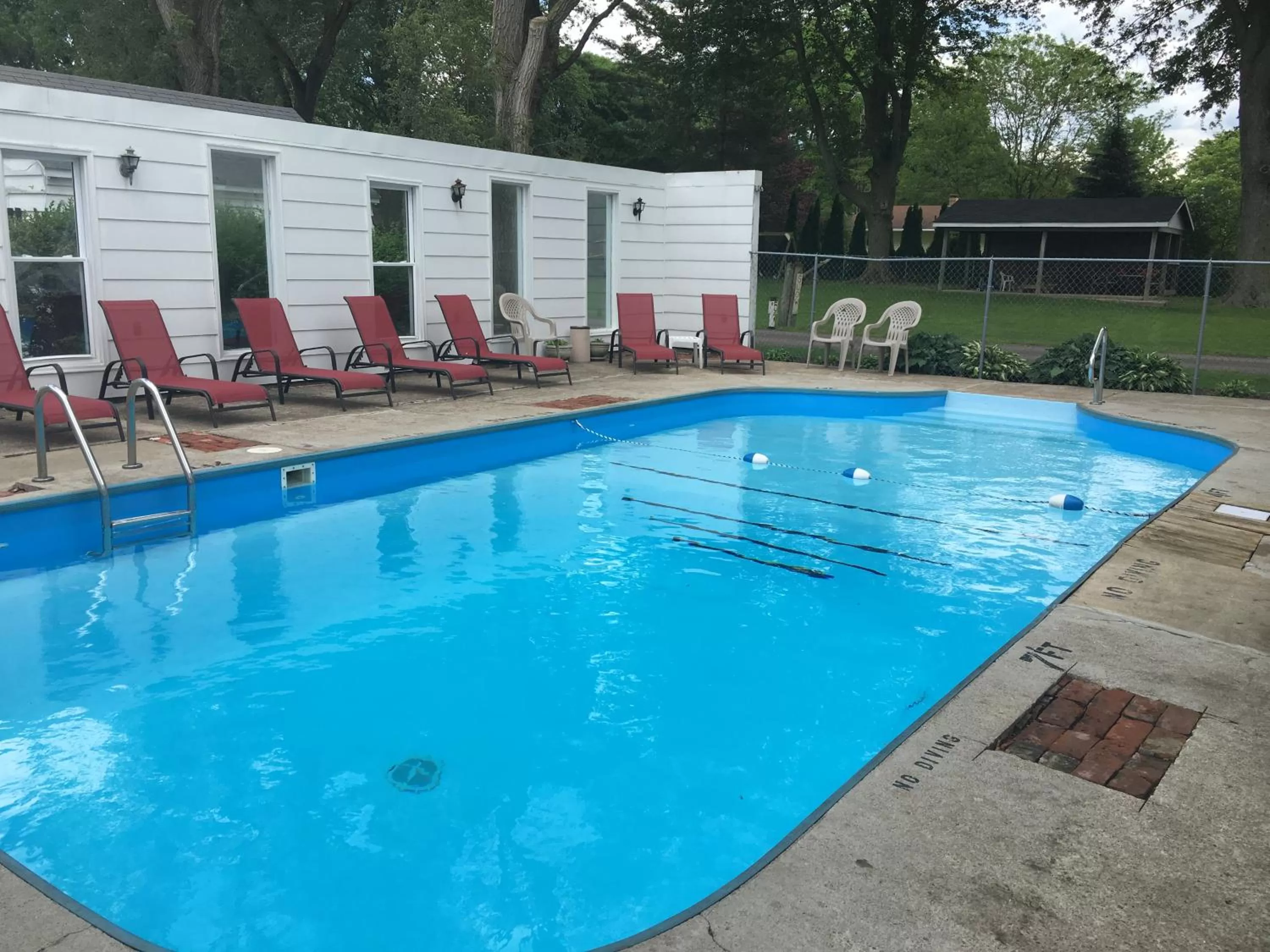 Swimming pool in Plantation Motel