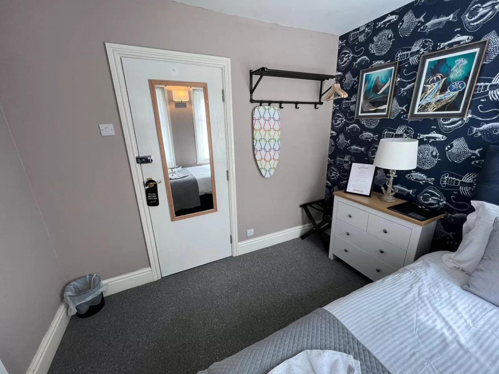 hair dresser, Bed in McGraths Hotel & Public Bar