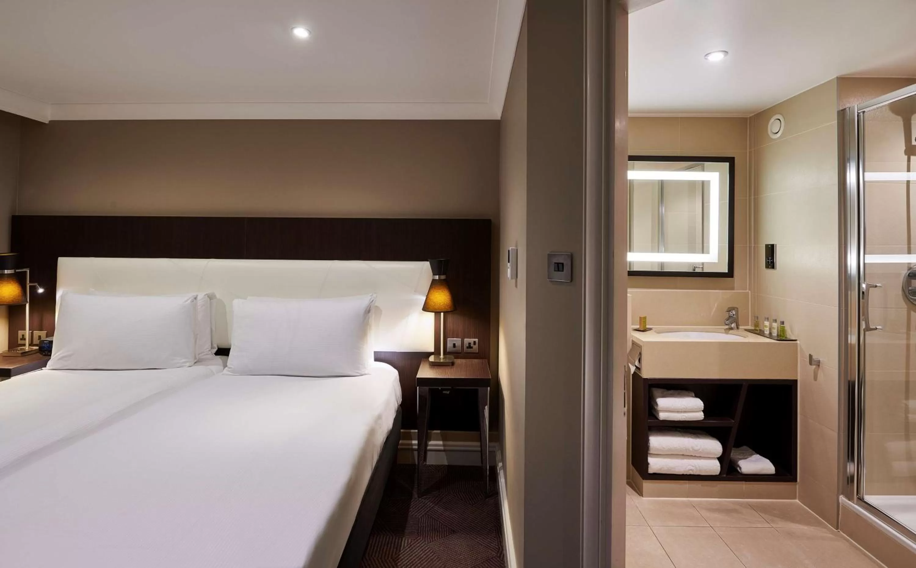 Bathroom, Bed in DoubleTree by Hilton London Ealing