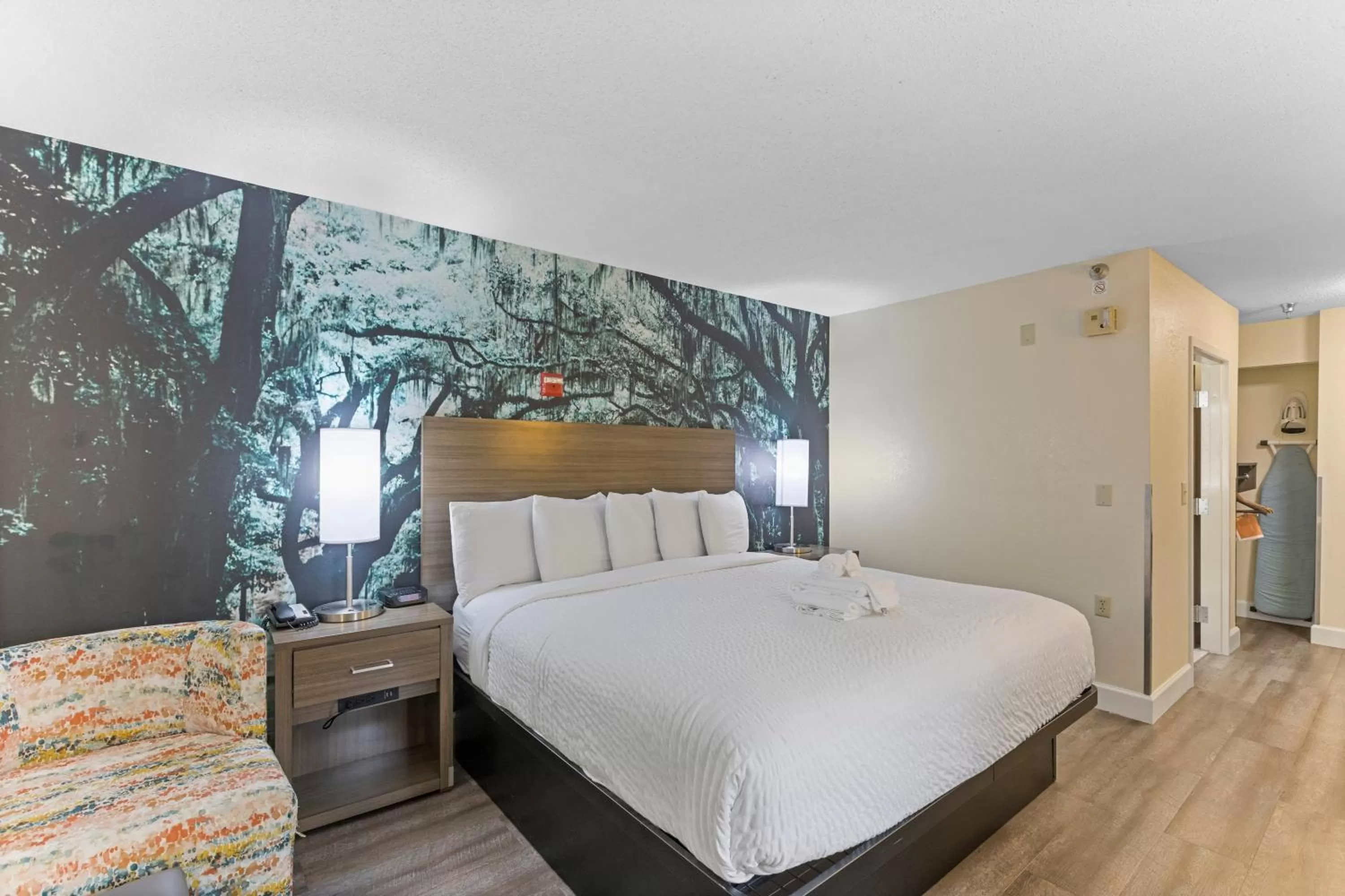 Photo of the whole room, Bed in Clarion Pointe Savannah Gateway I-95