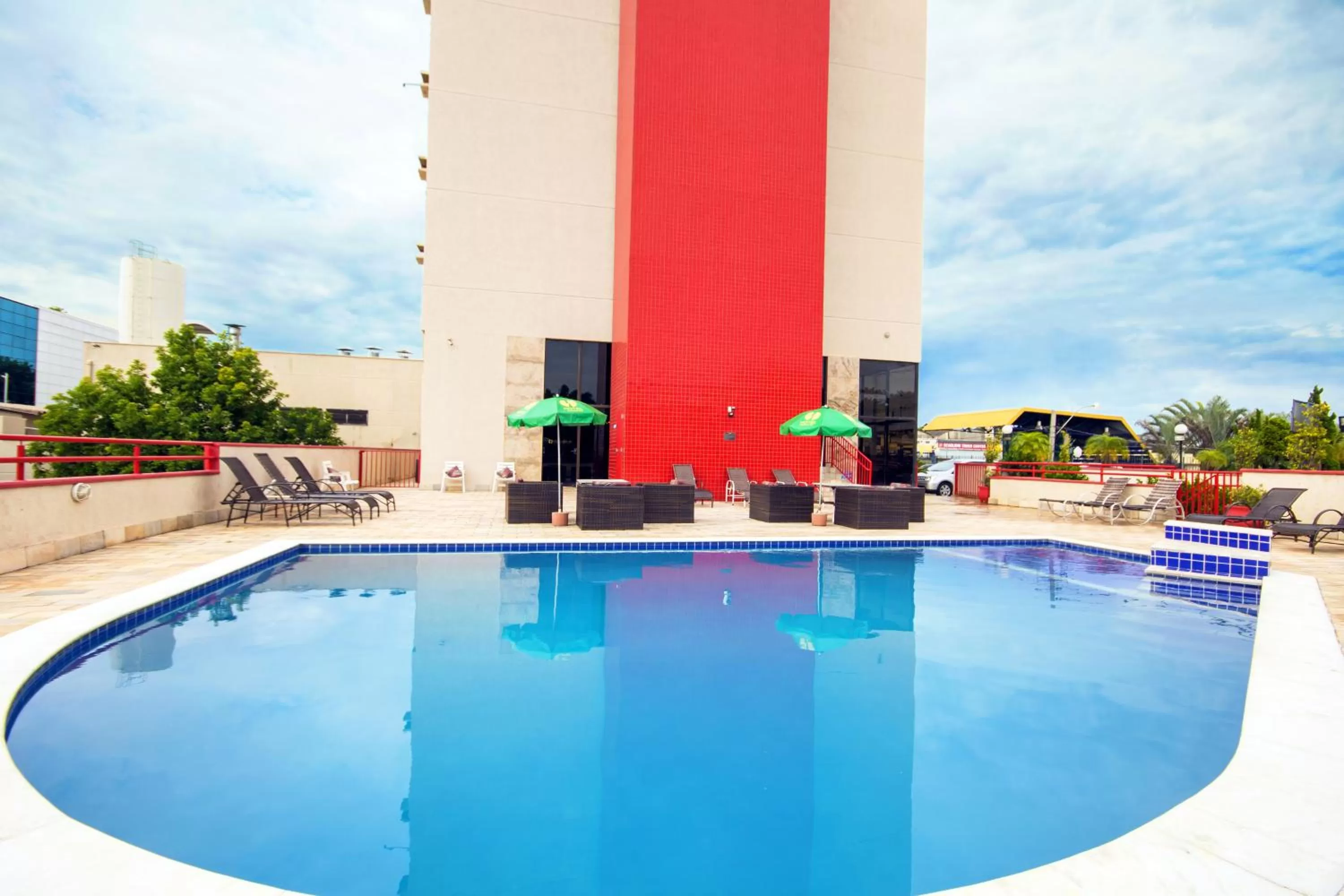 Swimming pool in Hotel Dan Inn Campinas Anhanguera - By Nacional Inn