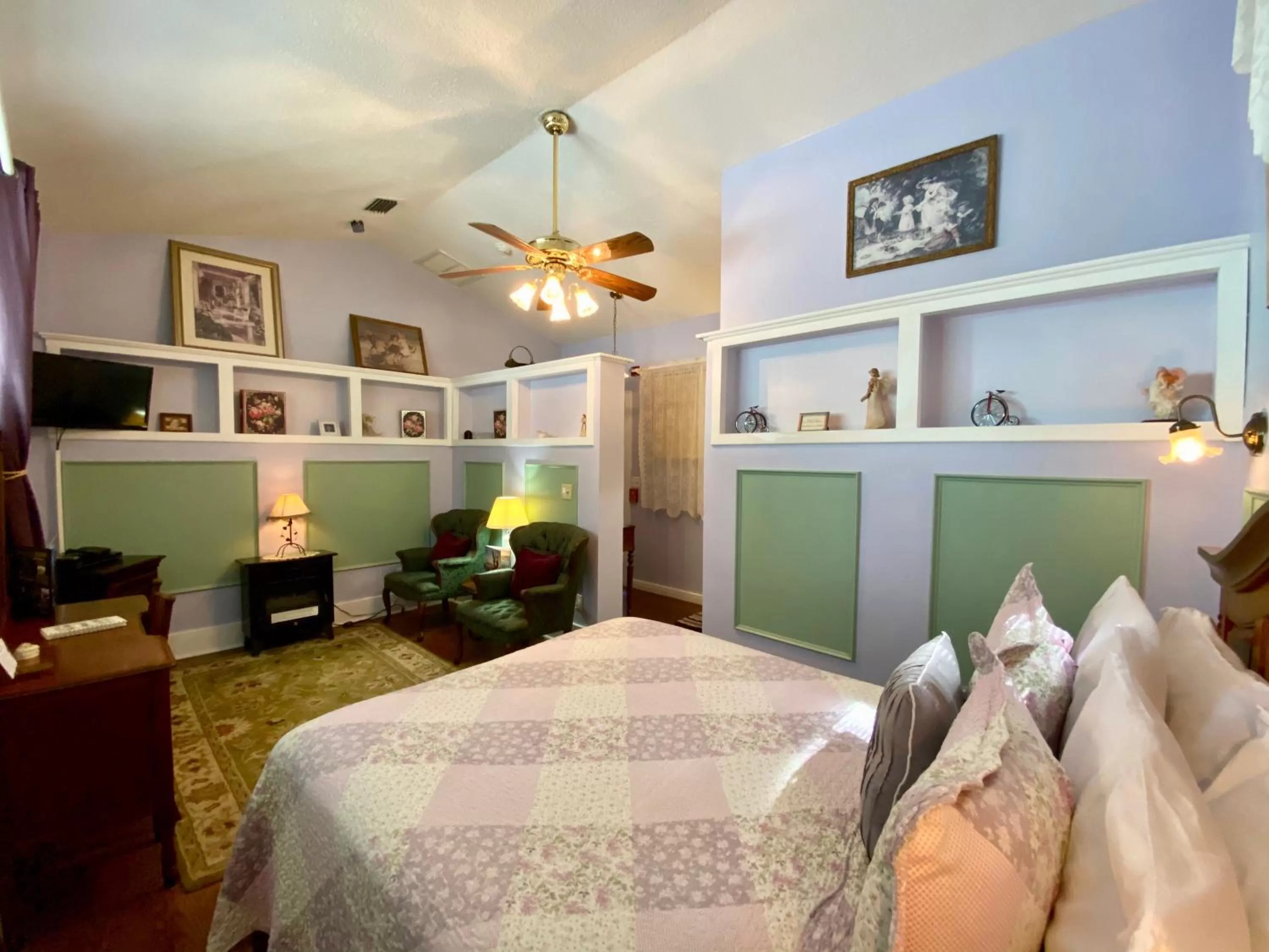 Photo of the whole room, Bed in Penny Farthing Inn