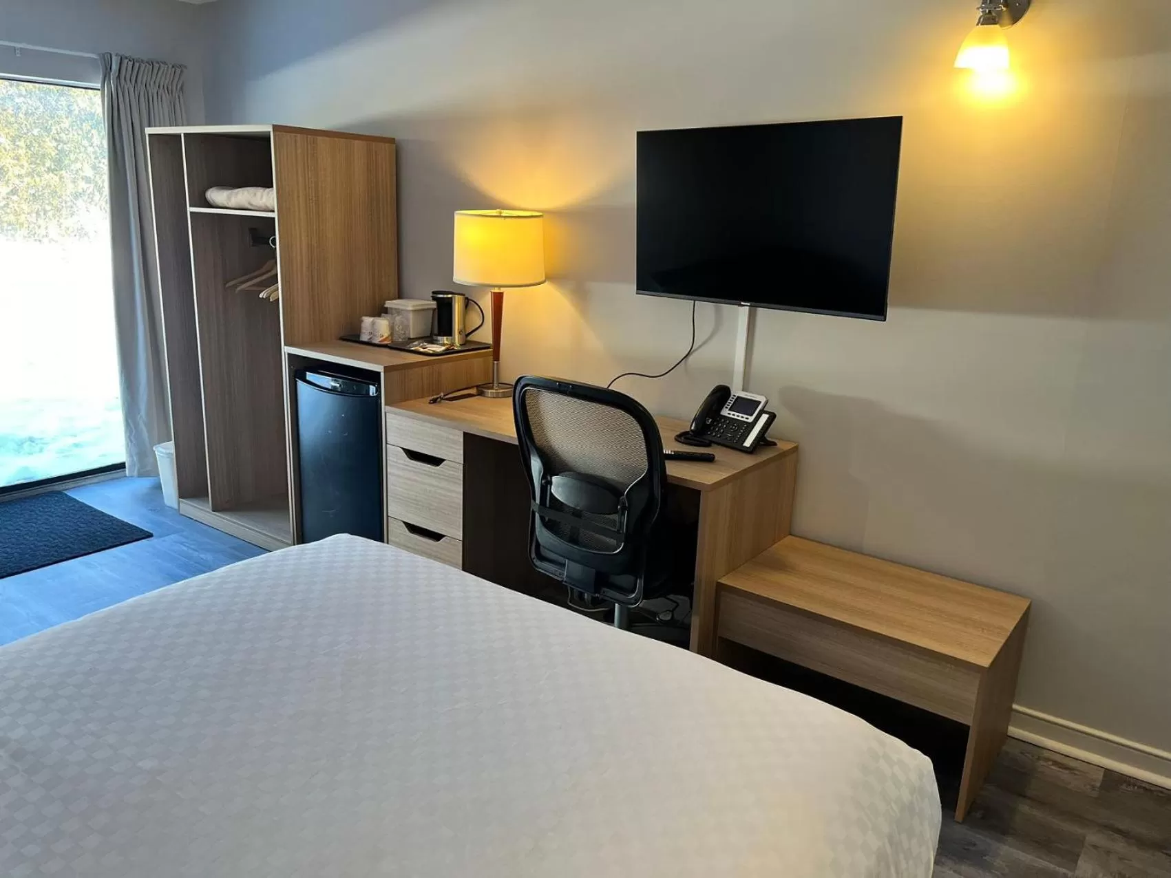 hair dresser, Bed in Econo Lodge Airport Quebec