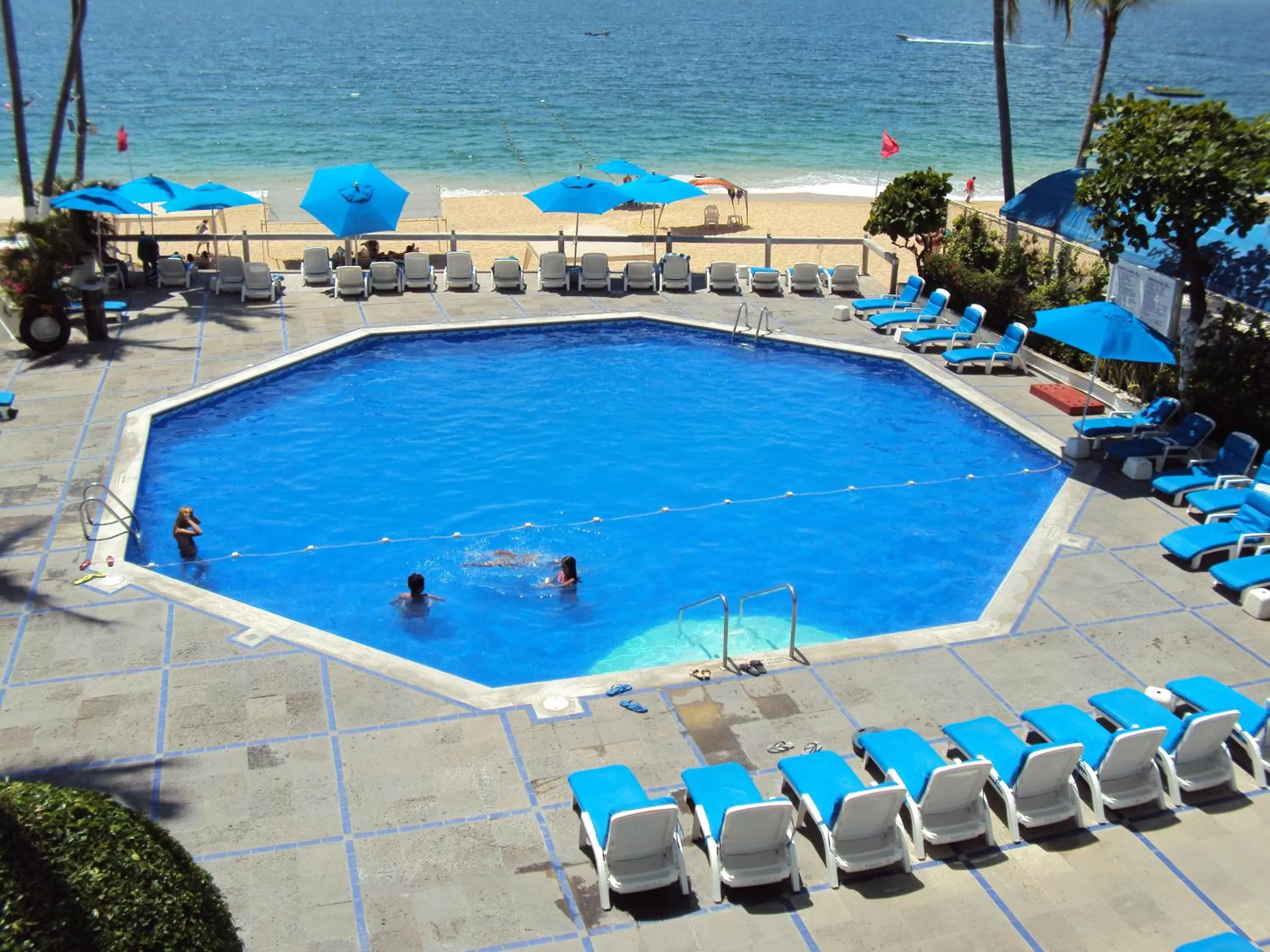 Swimming pool in Hotel Acapulco Malibu