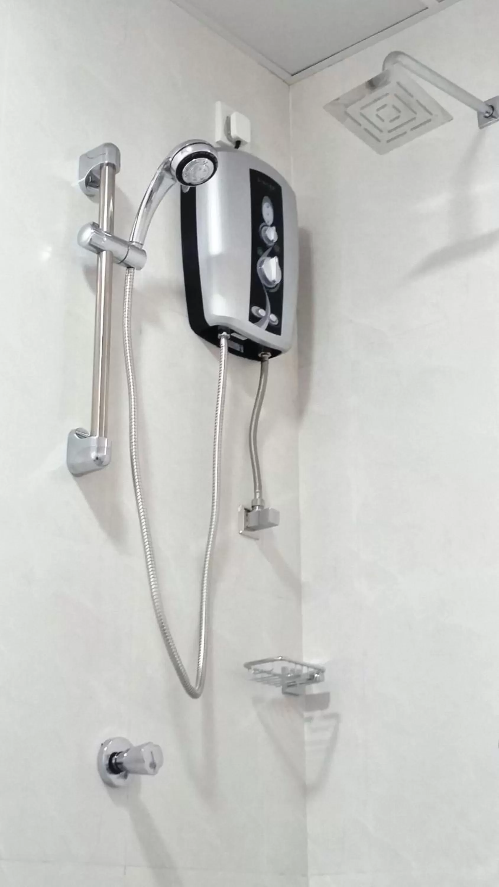 Shower in Mahaweli View Inn Kandy