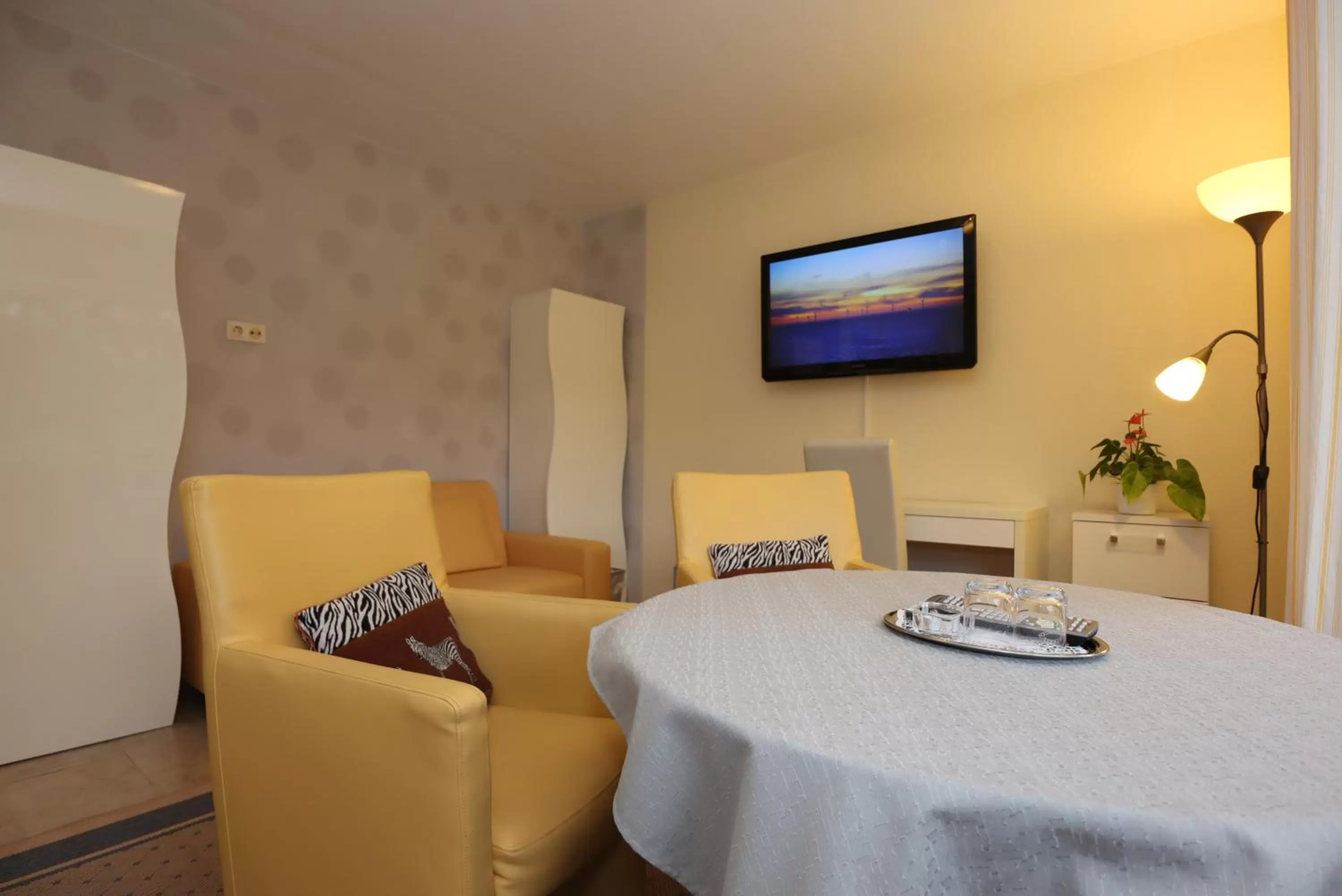 Food, Seating Area in Hotel Sonnenhof Garni