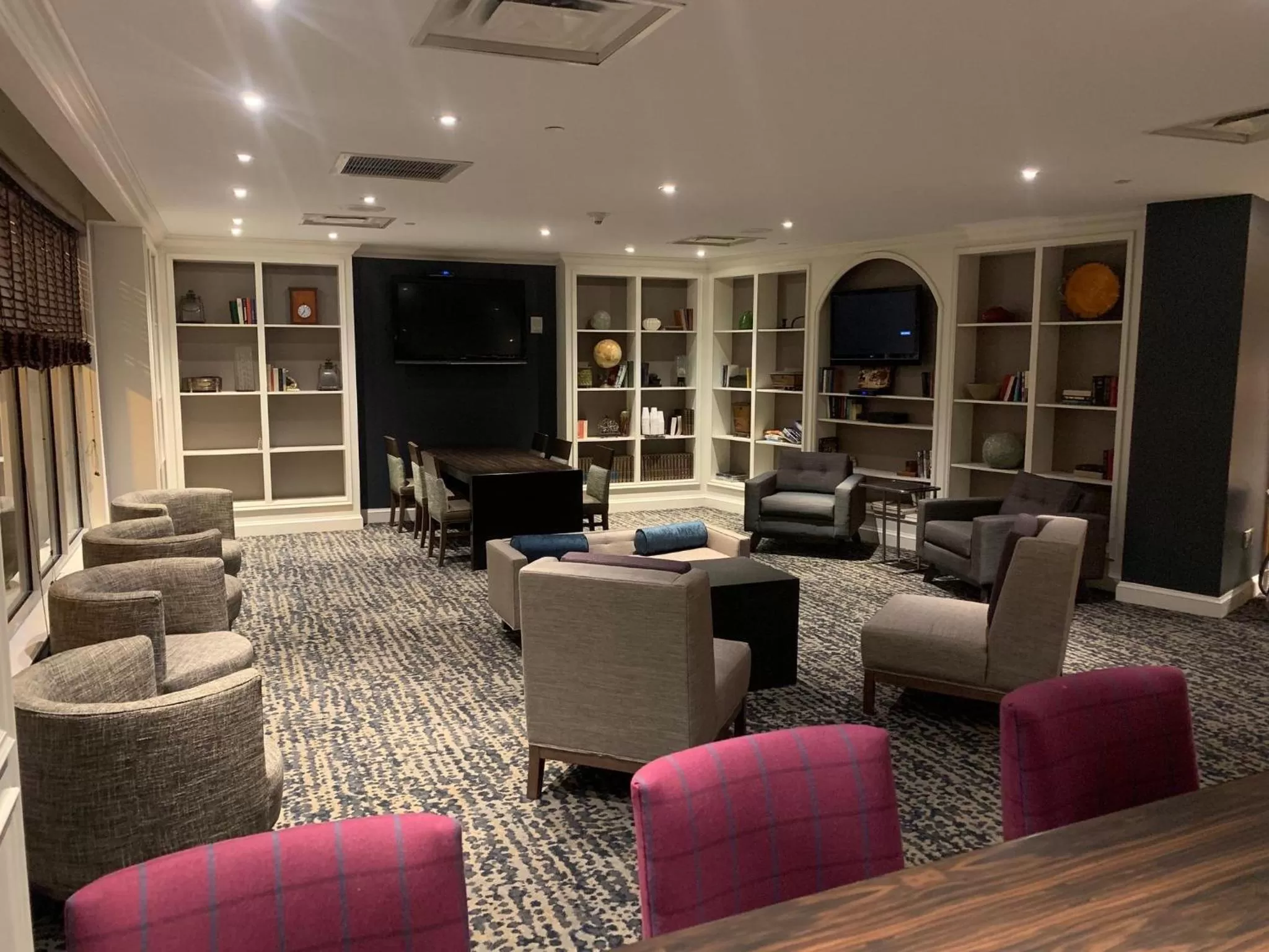 Lounge or bar in Crowne Plaza Syracuse by IHG