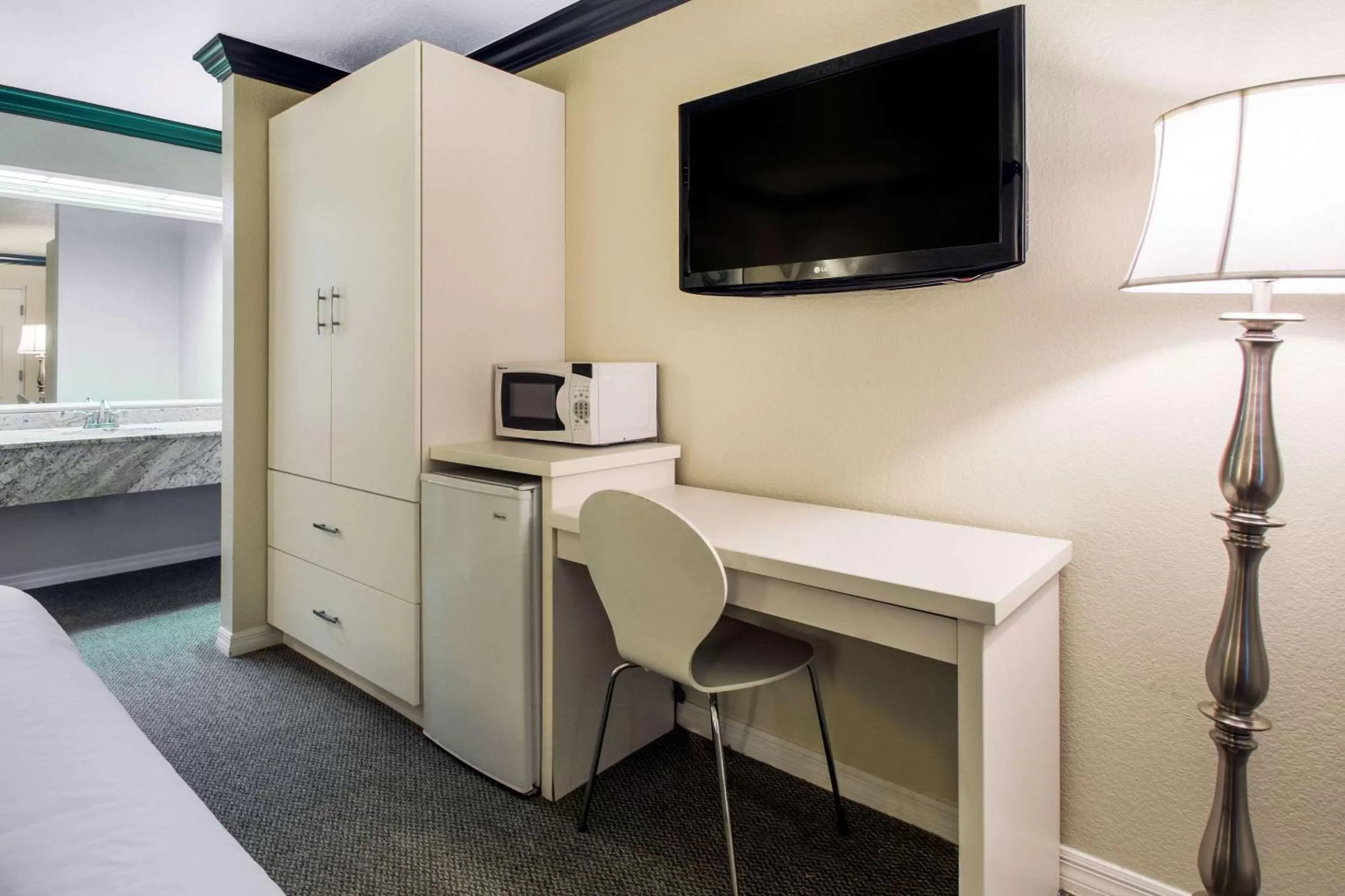 Photo of the whole room, Bed in Quality Inn Clermont West Kissimmee