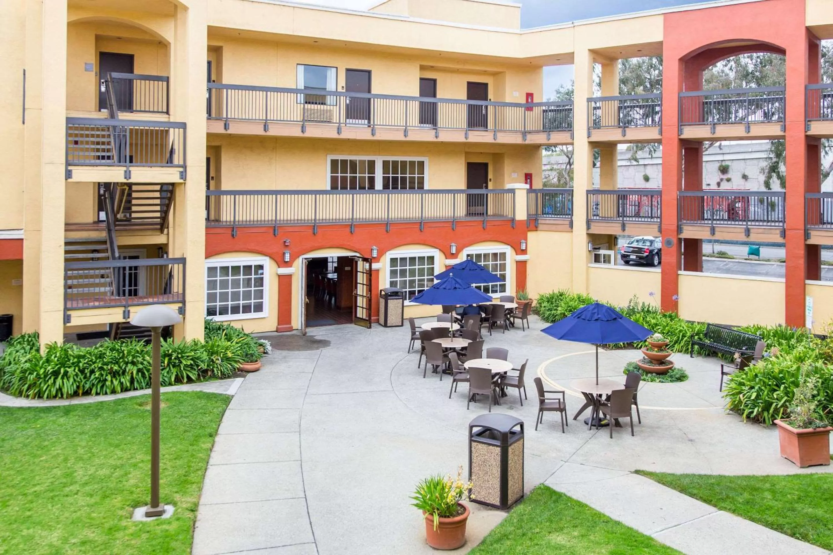 Garden in Comfort Inn & Suites San Francisco Airport North