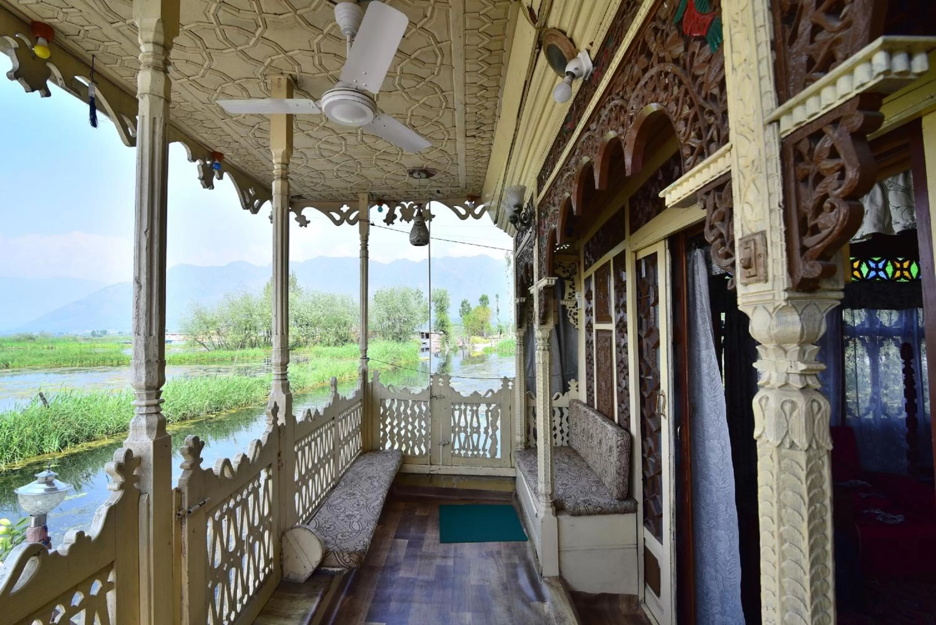 Balcony/Terrace in Houseboat Zaindari Palace