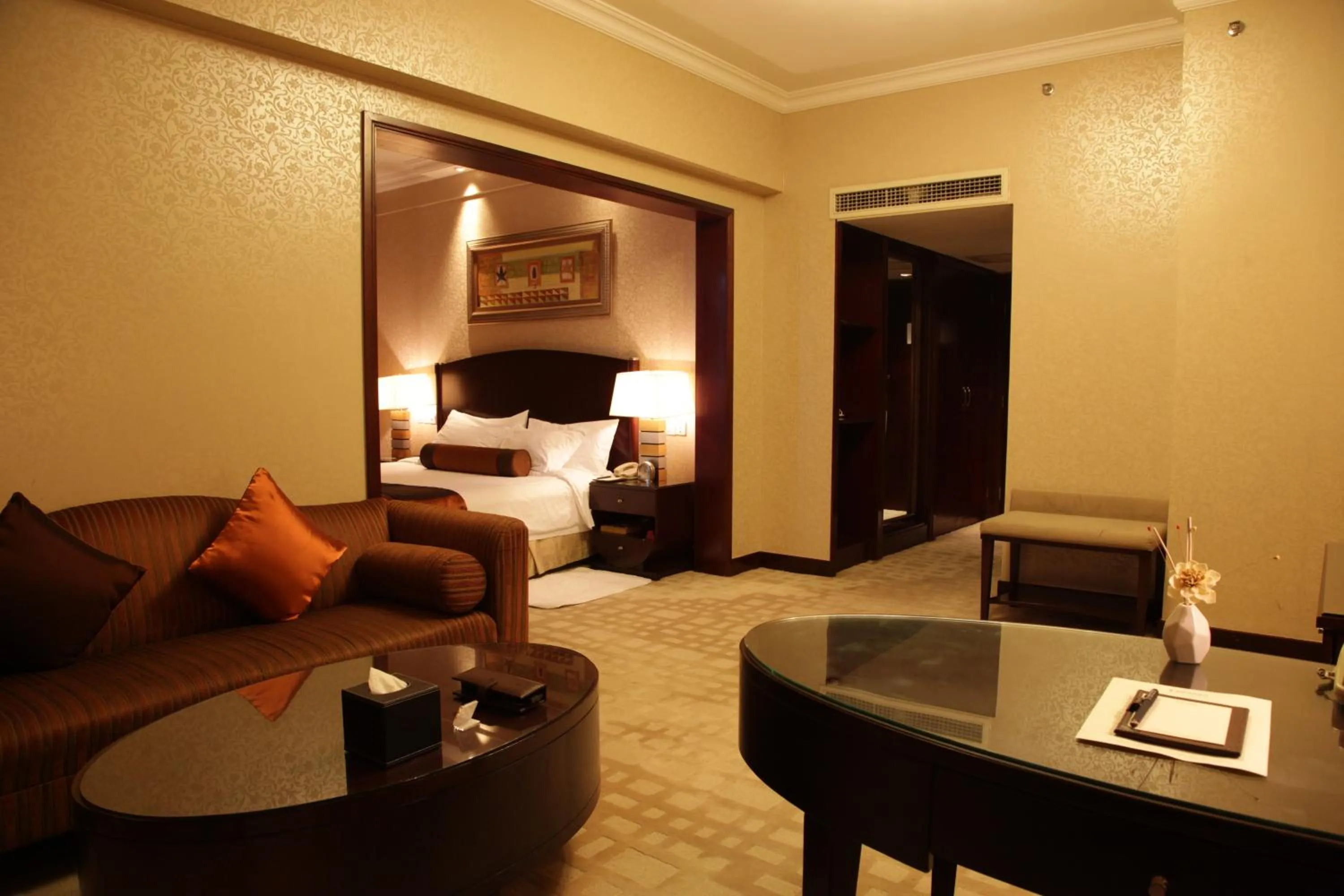 Living room, Bed in Grand International Hotel
