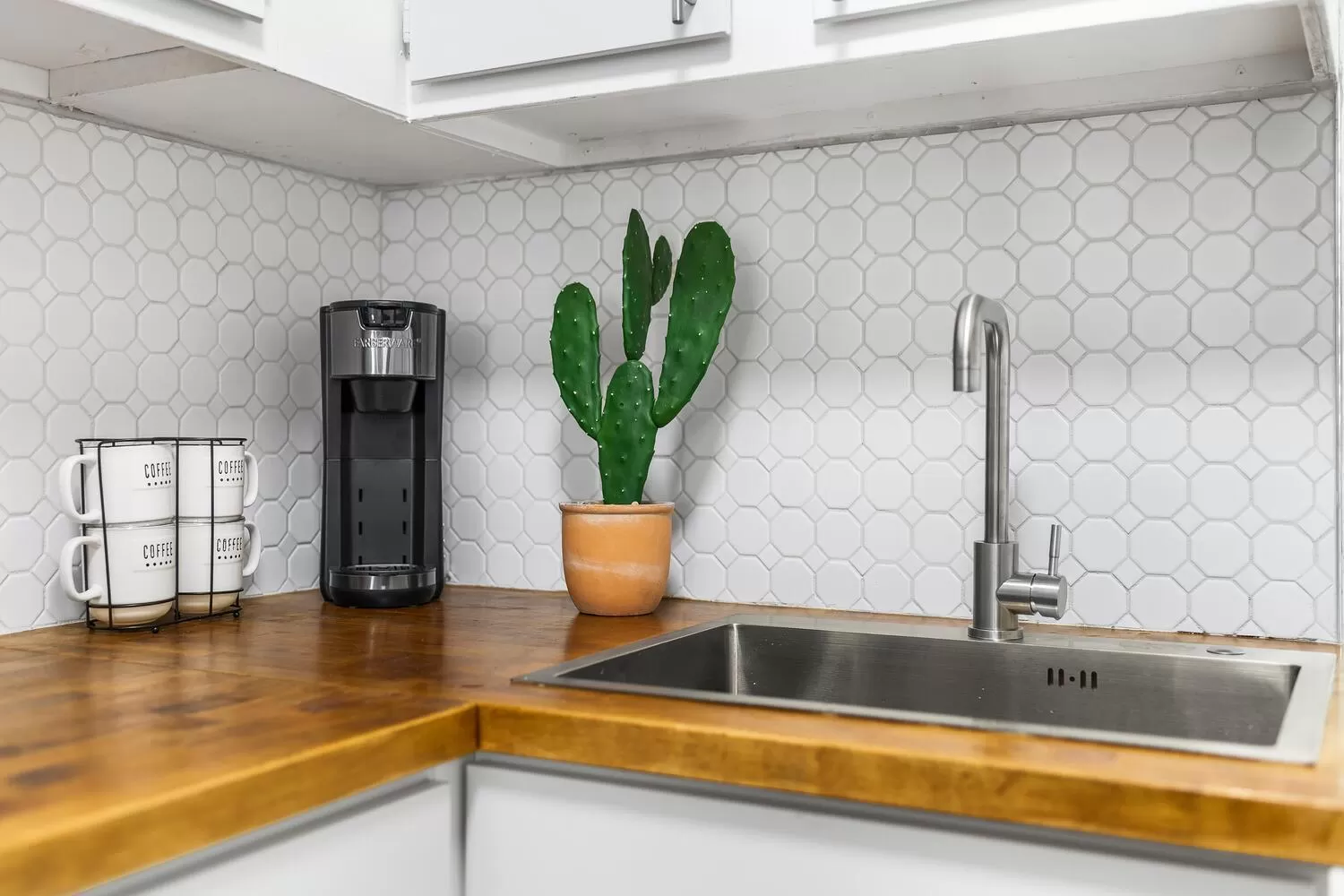 Kitchen or kitchenette in Alani Bay Villas