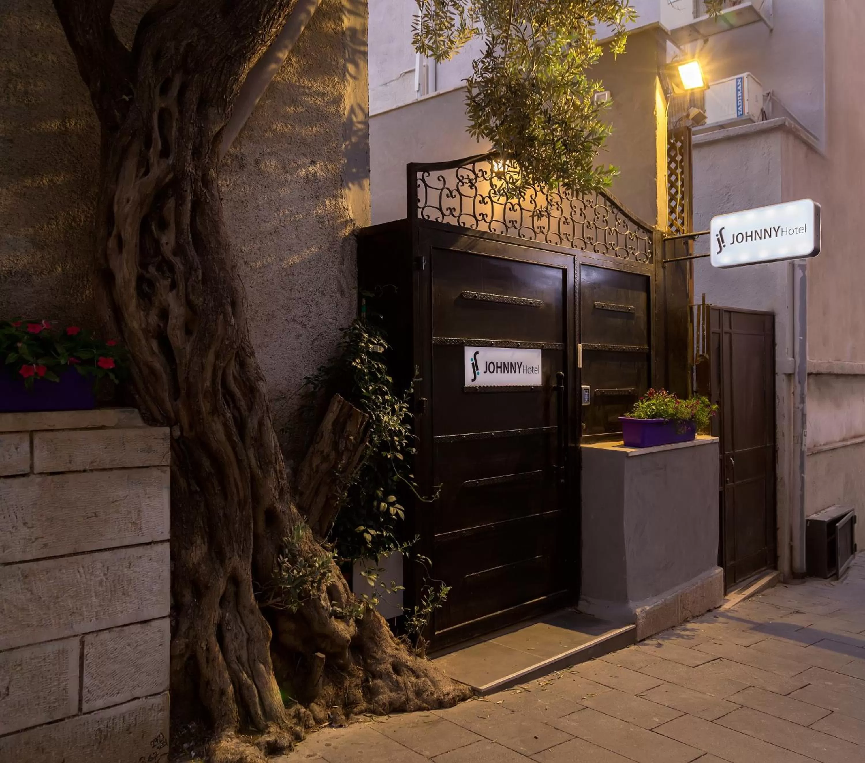 Facade/entrance in Johnny Hotel