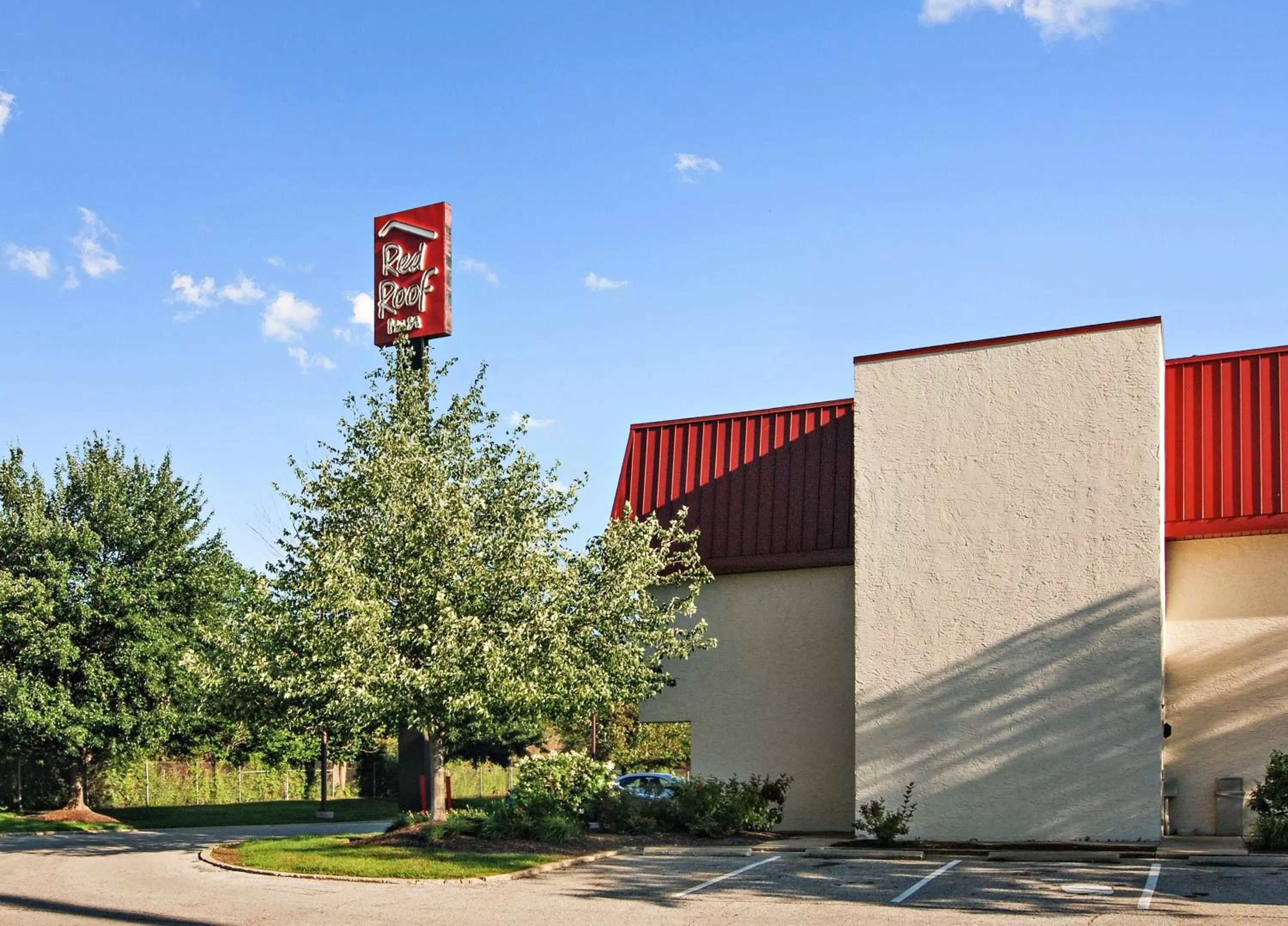 Property building in Red Roof Inn Cleveland Airport - Middleburg Heights