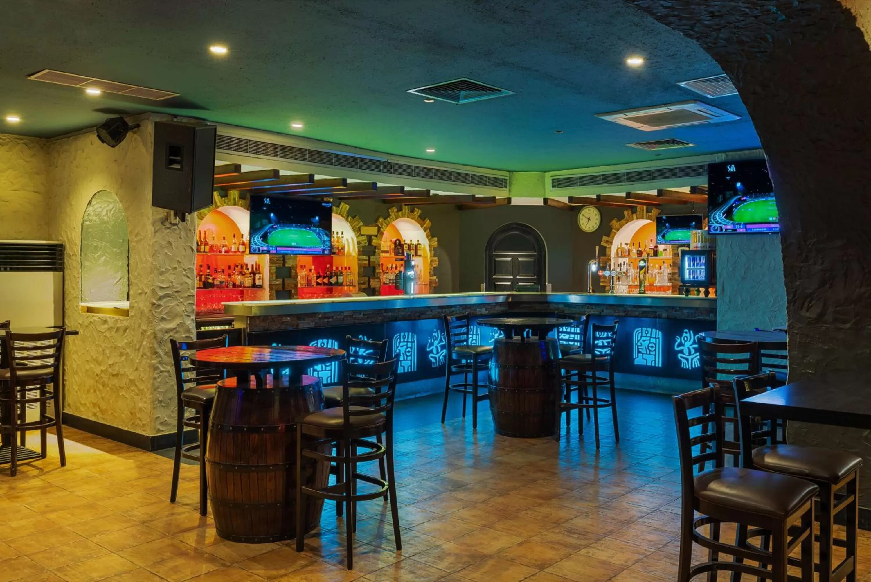 Lounge or bar in Radisson Blu Hotel & Resort, Al Ain