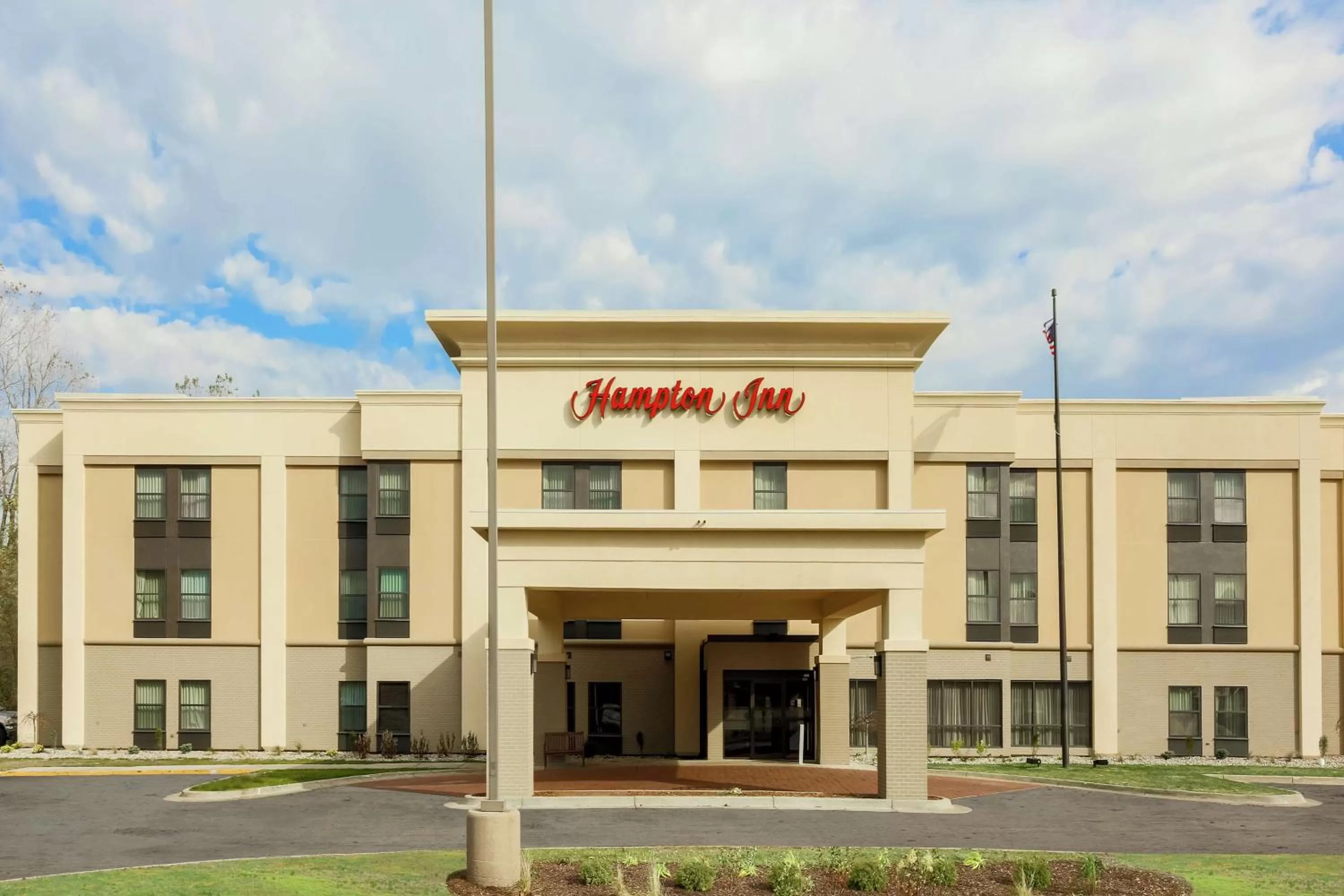 Property building in Hampton Inn Jackson