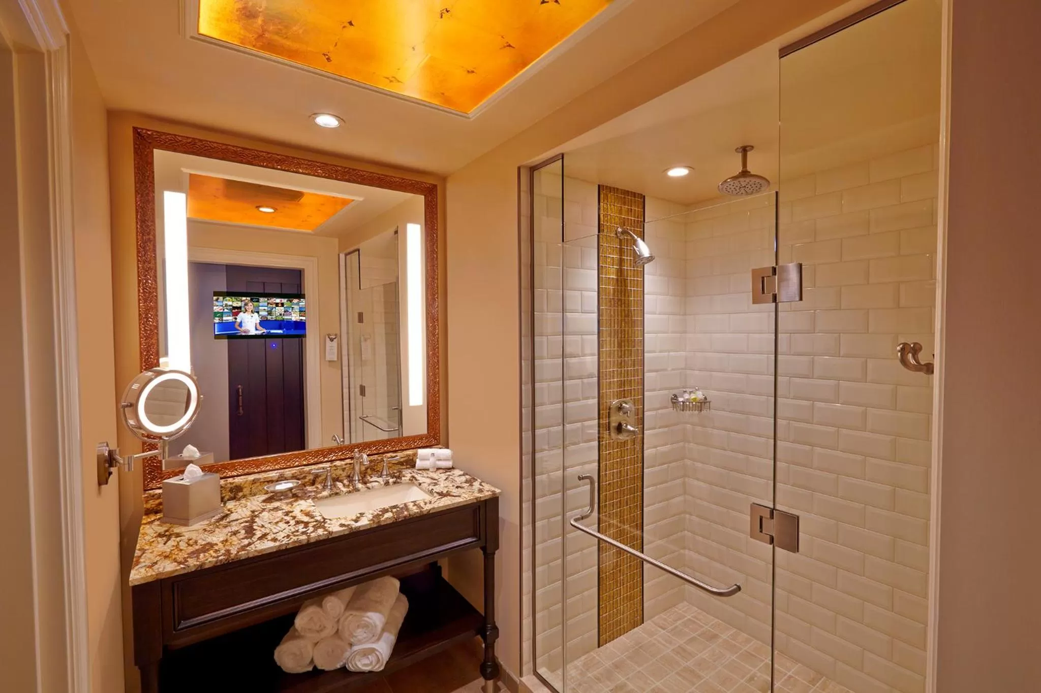 Luxury King Smoking in River City Casino and Hotel