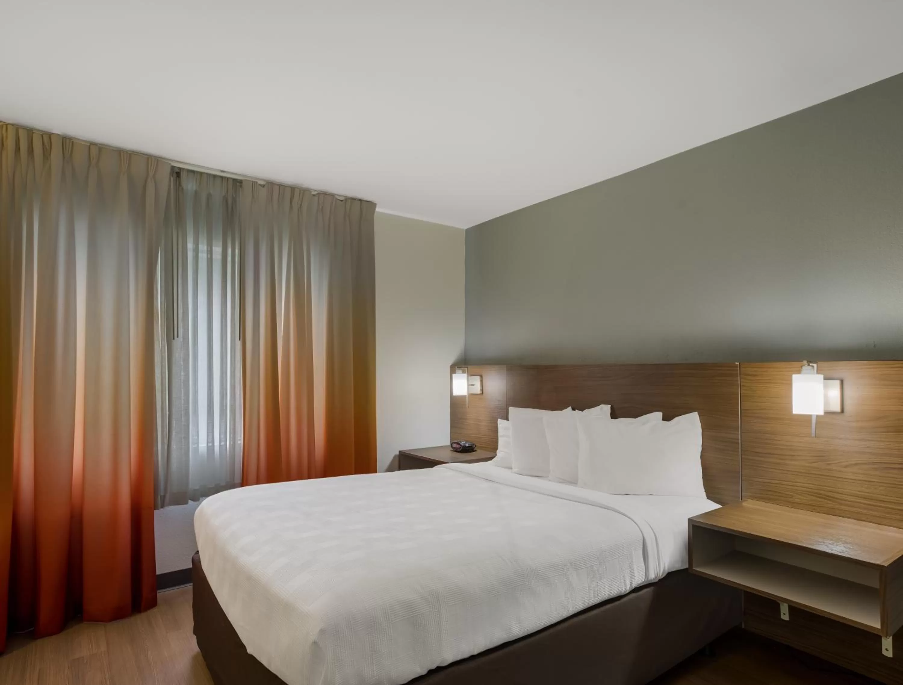 Bedroom, Bed in MainStay Suites Savannah Midtown