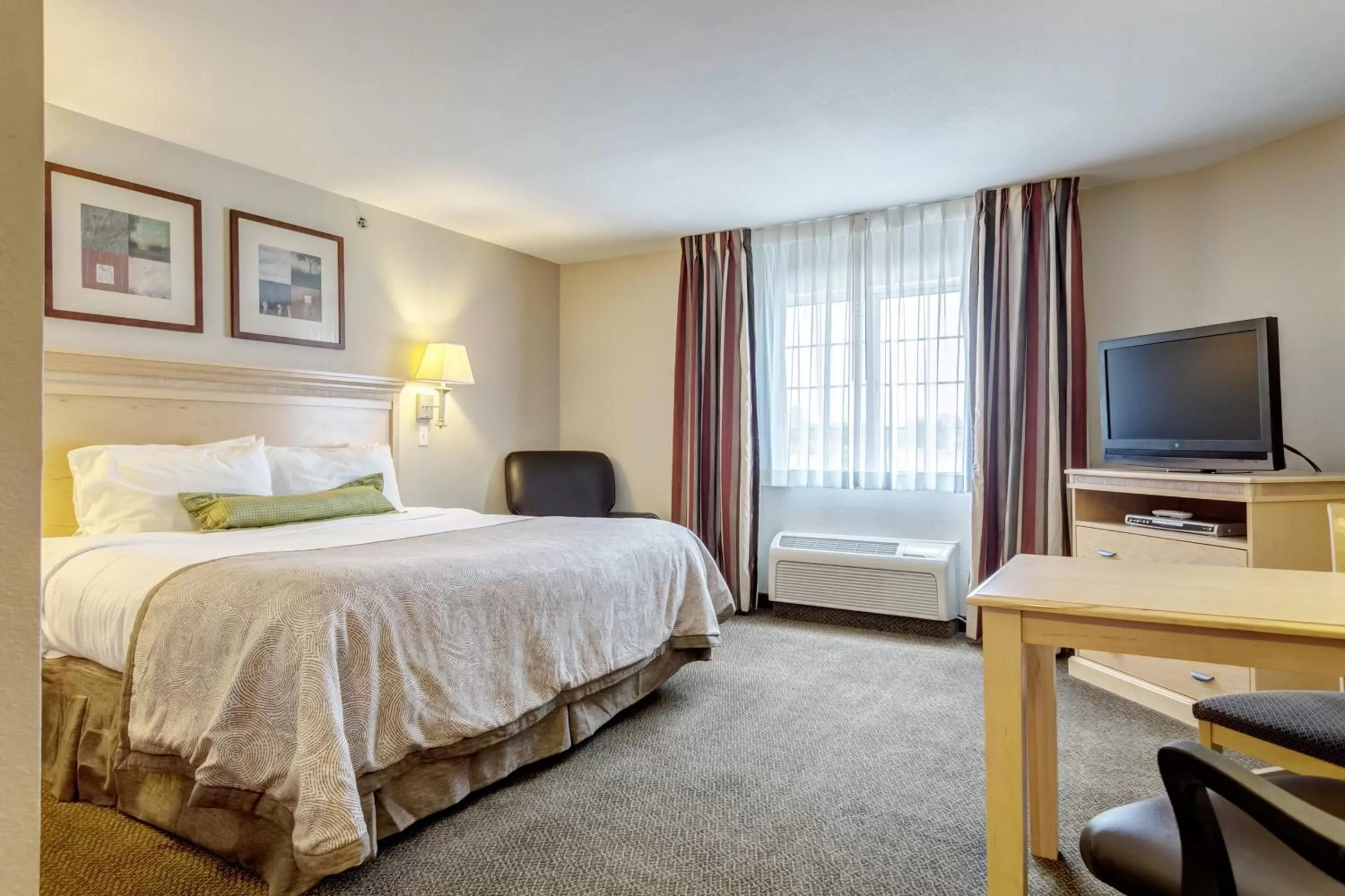 Photo of the whole room, Bed in Candlewood Suites Paducah by IHG