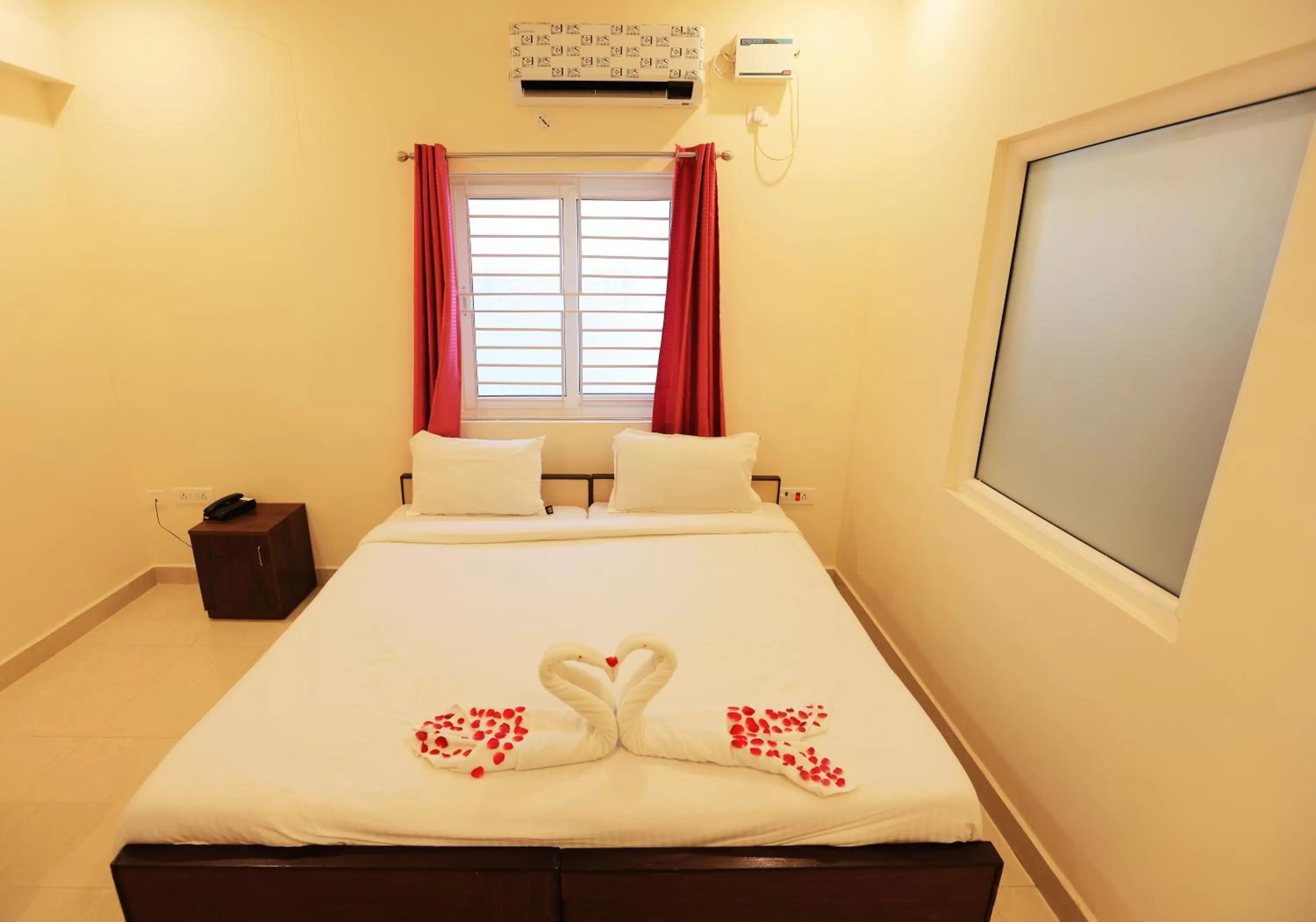 Photo of the whole room, Bed in Thiru Pavilion Retreat