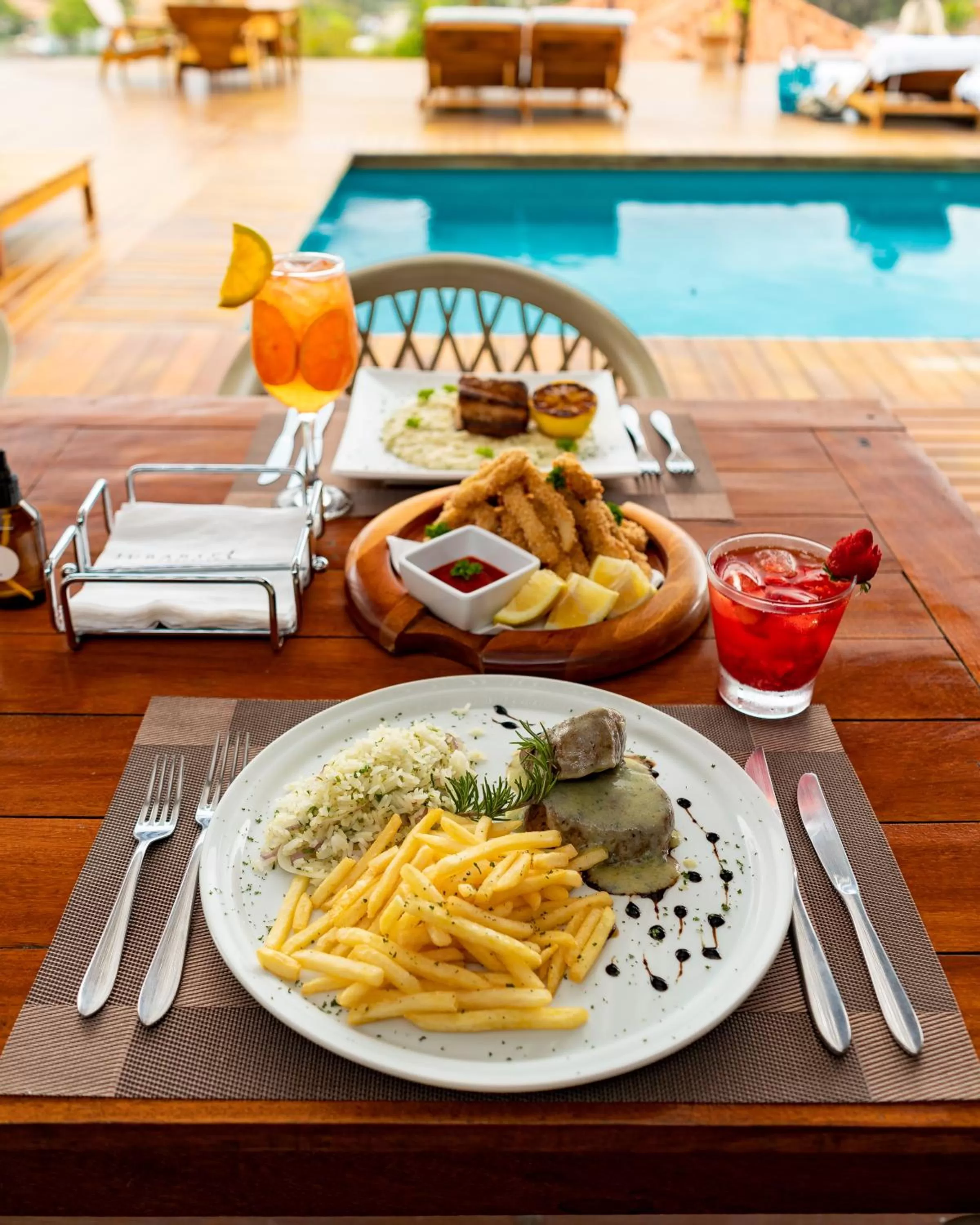 Restaurant/places to eat in Jubarte Hotel by Insólito