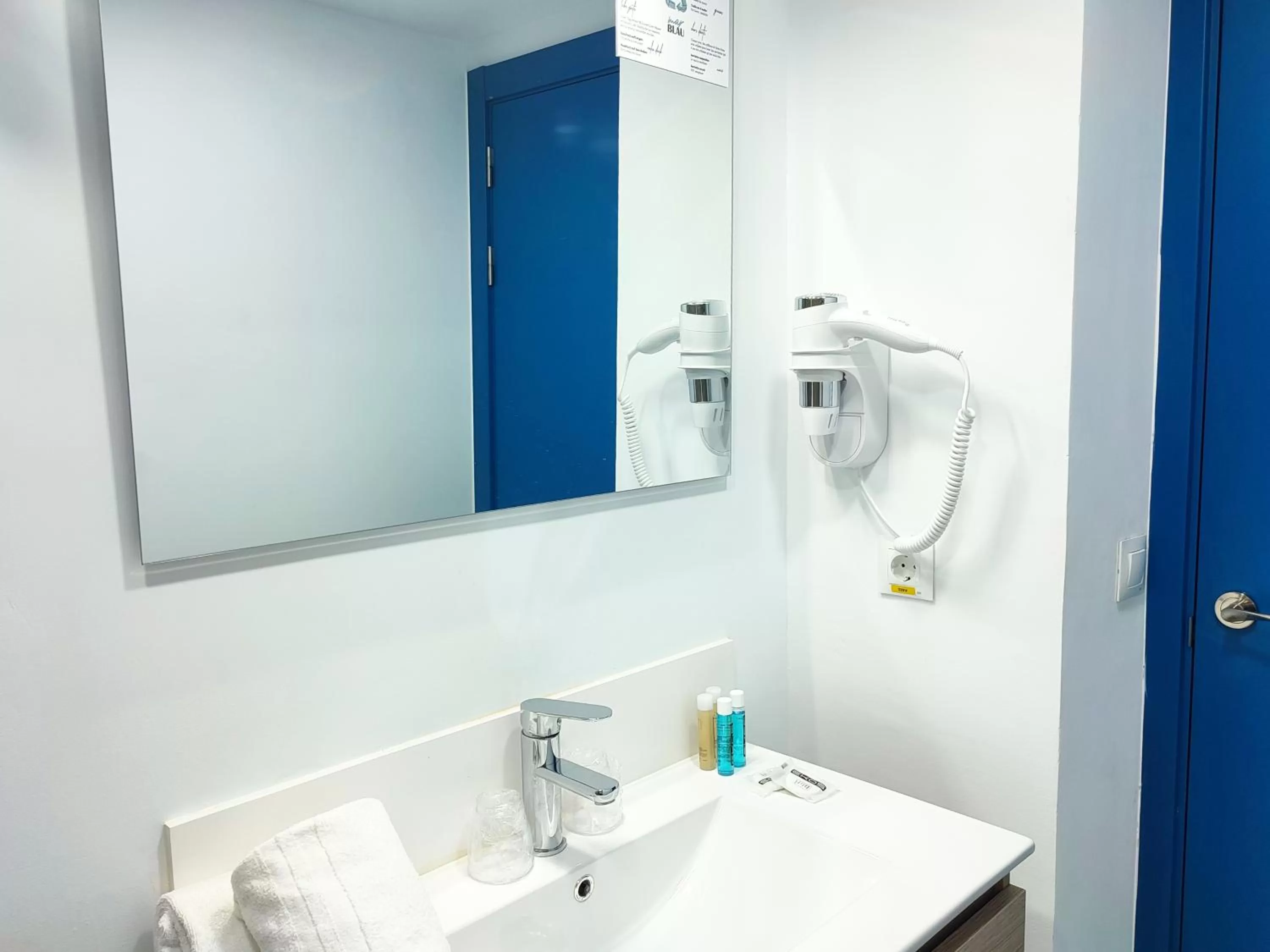 Bathroom in Hotel Flats Friends Mar Blau