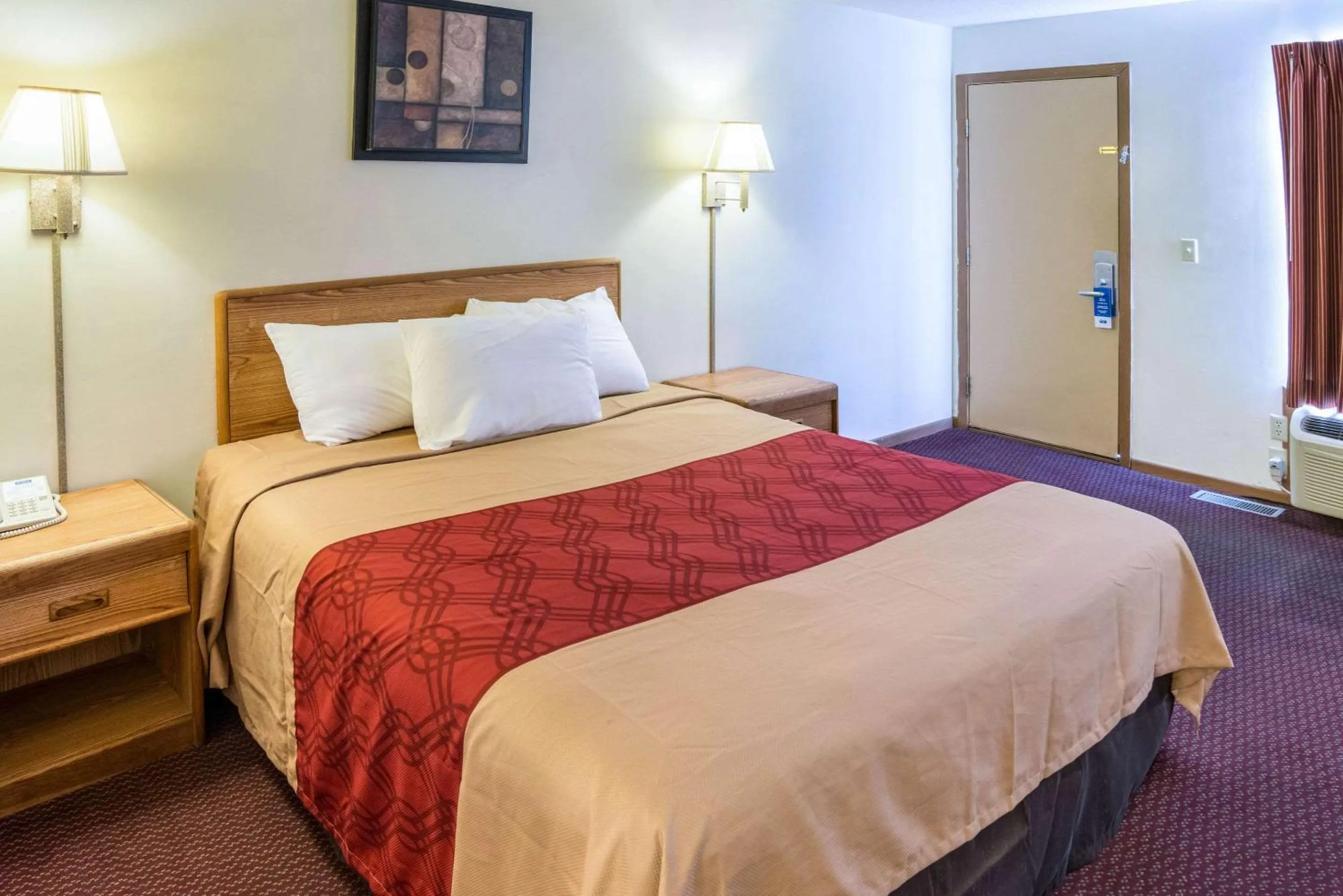 Photo of the whole room, Bed in Rodeway Inn & Suites