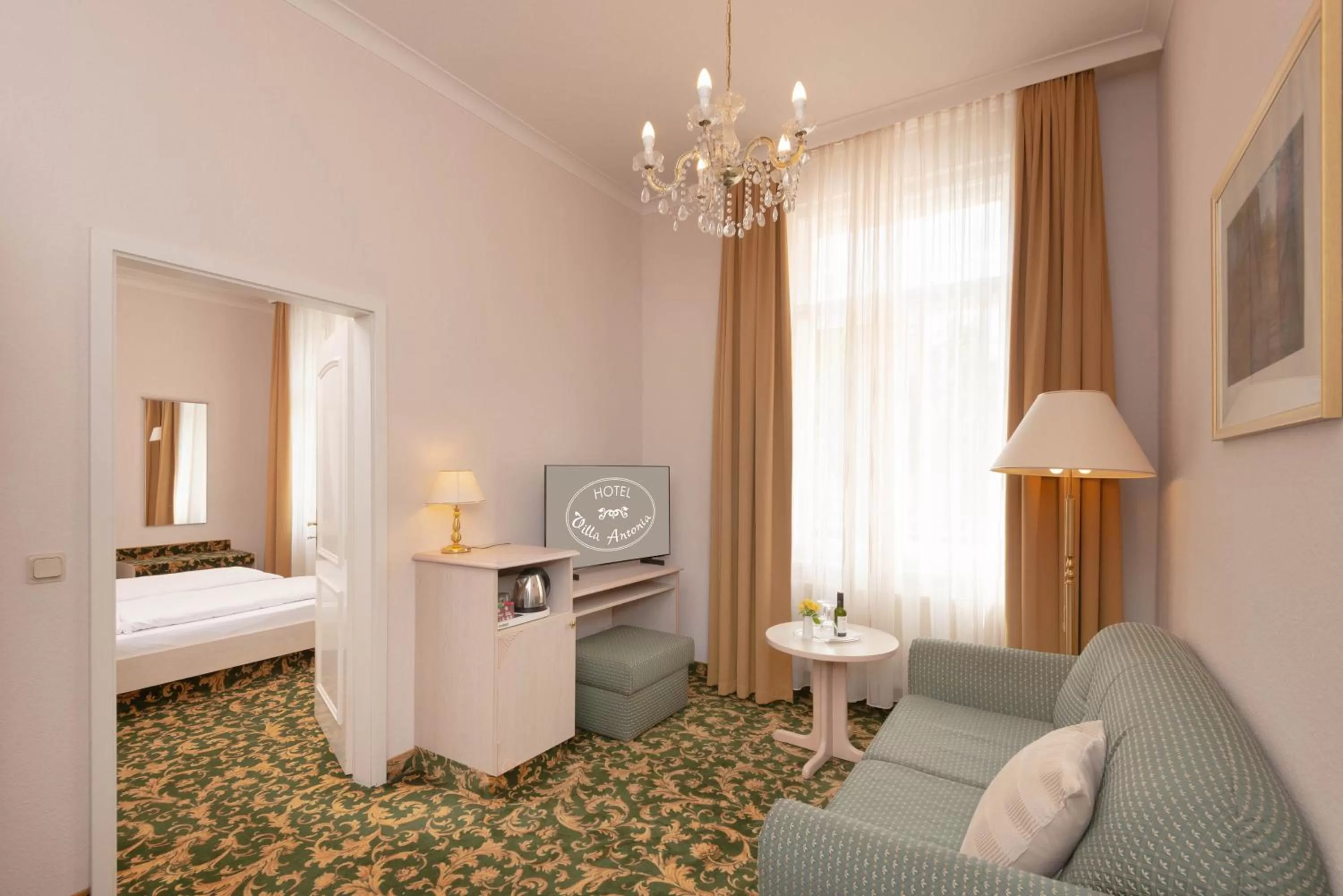 TV and multimedia, Bed in Villa Antonia