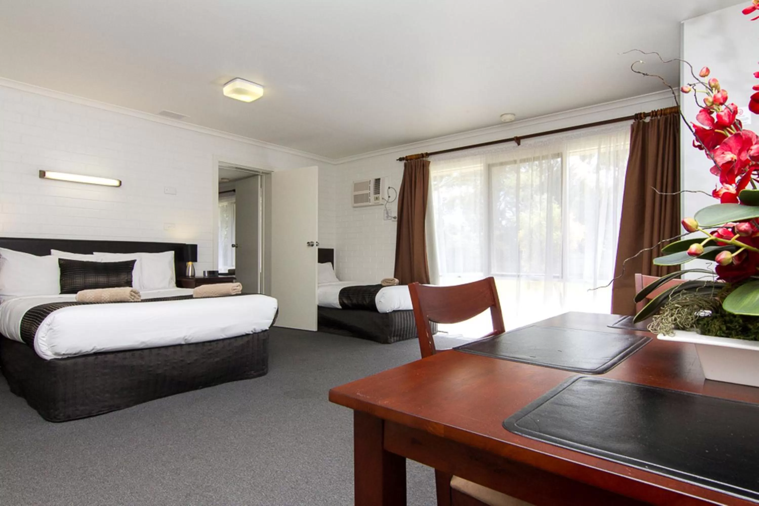 Photo of the whole room, Bed in Frankston Motel