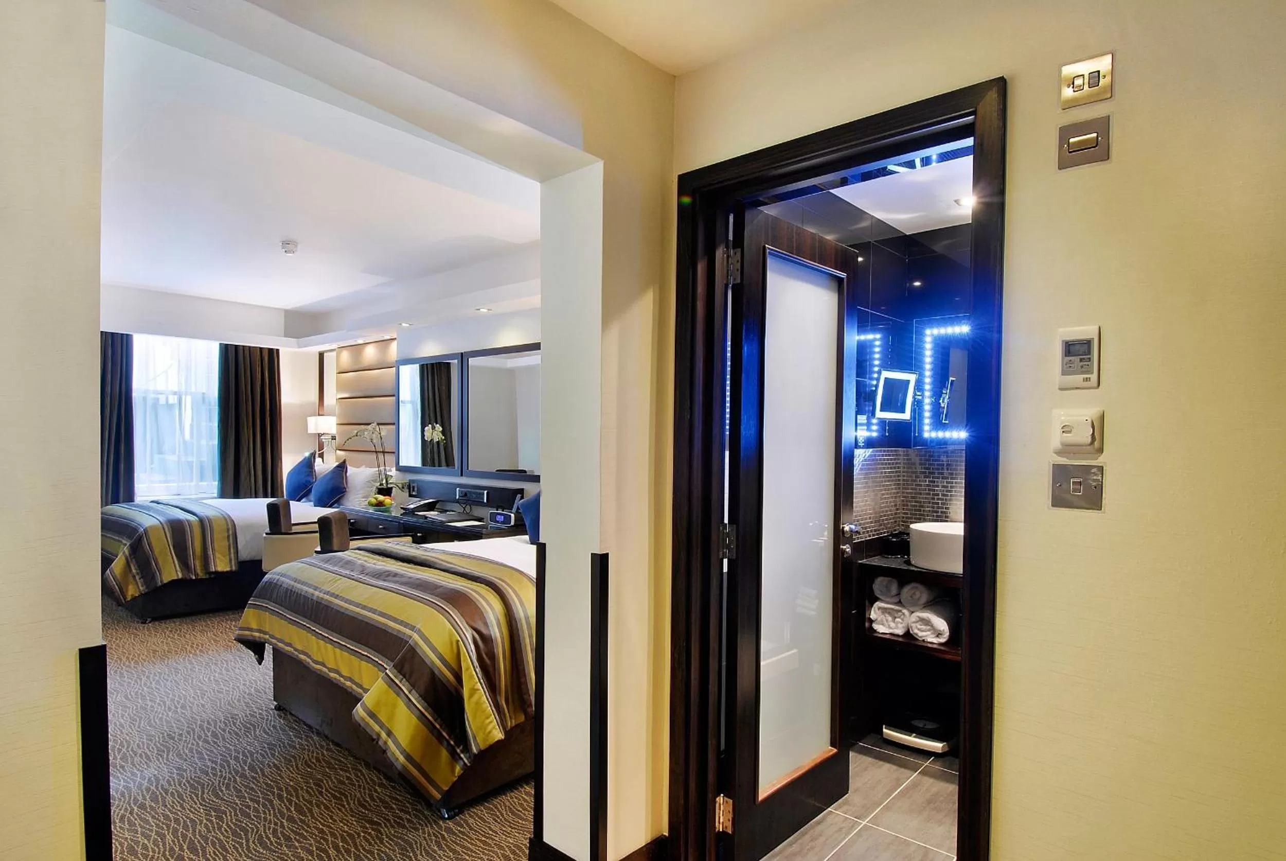 Bedroom, Bed in Park Grand Mayfair