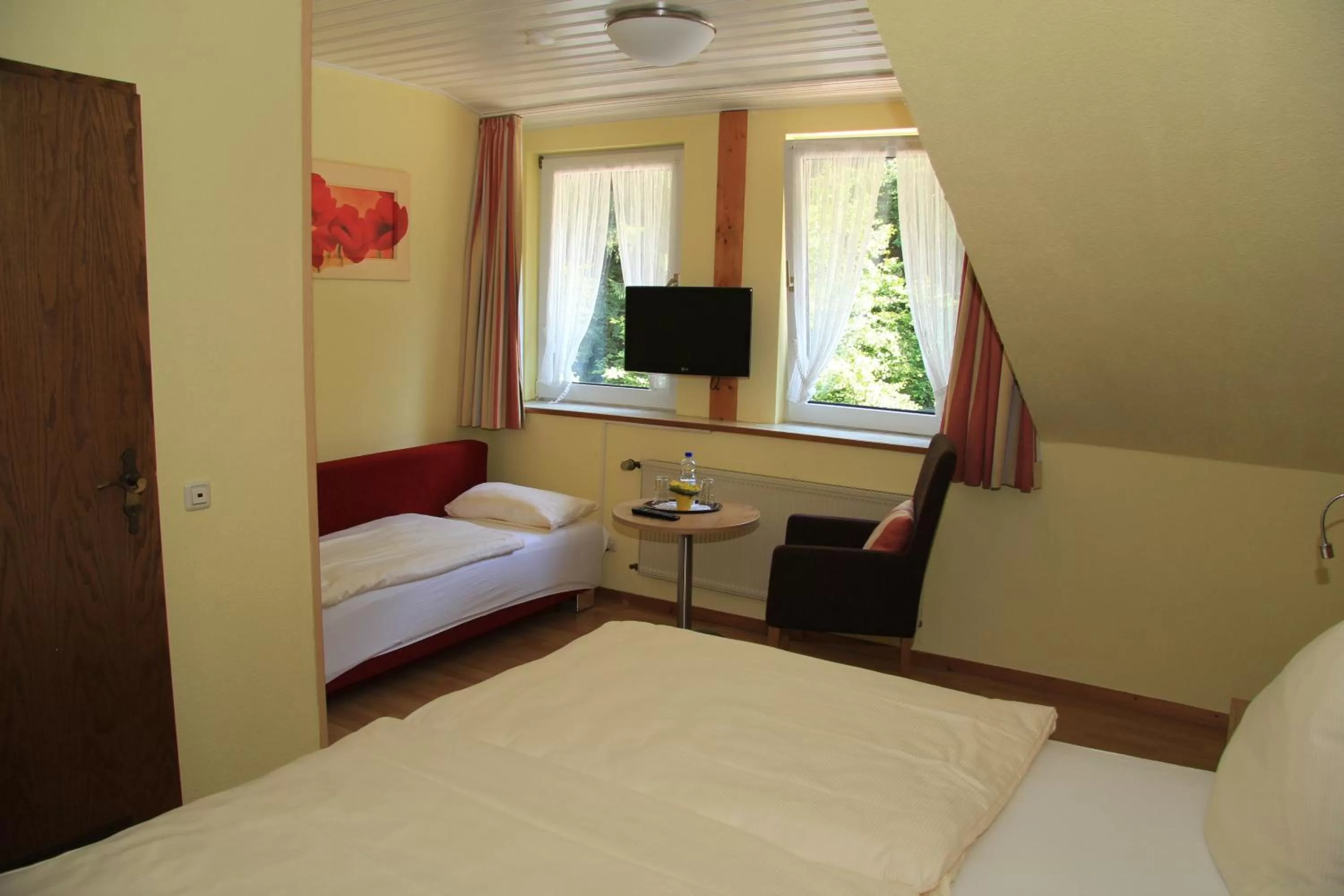 Bed in Waldhotel Albachmühle mit Albacher Stuben