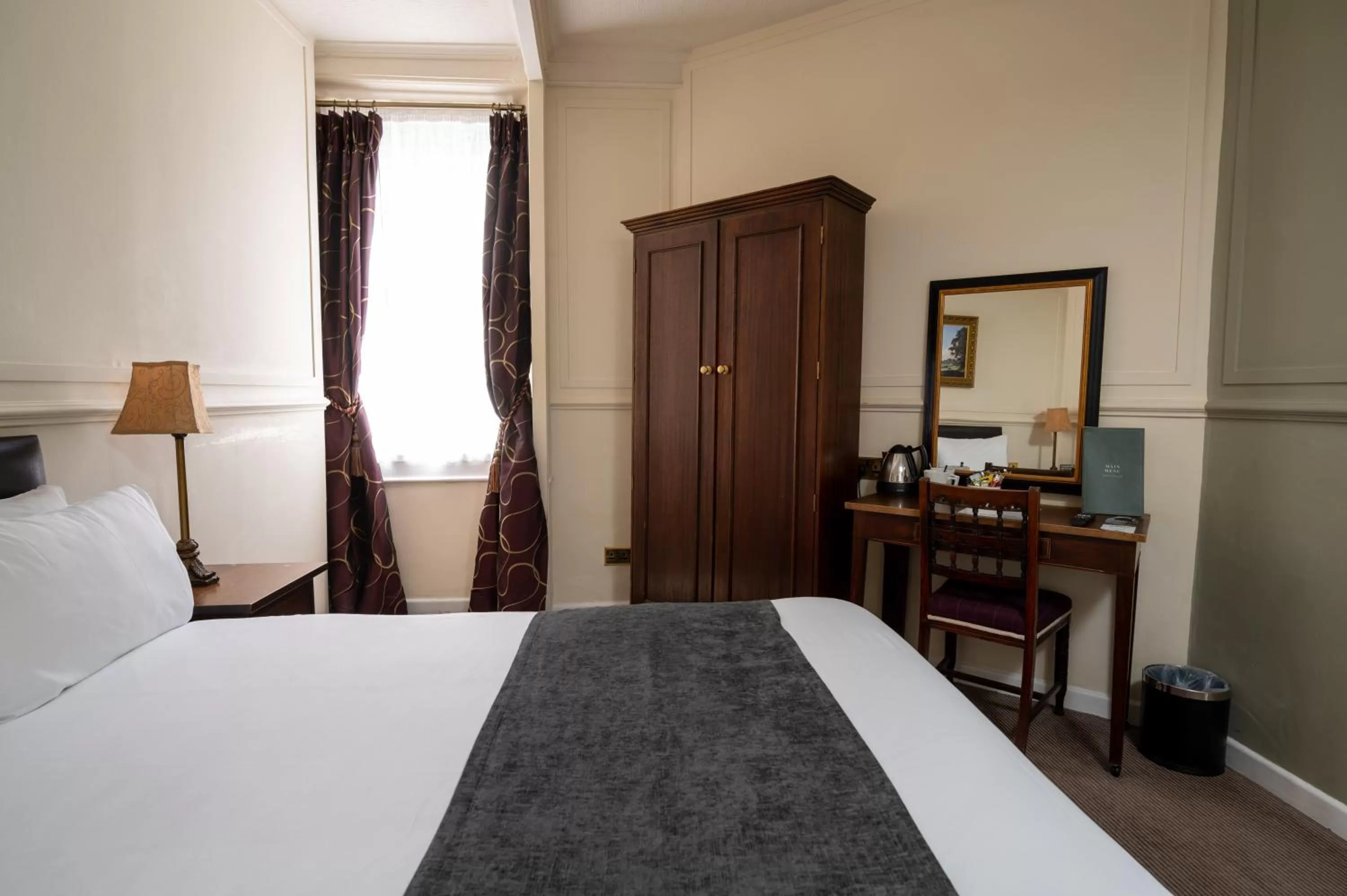 Bedroom, Bed in Antelope by Greene King Inns