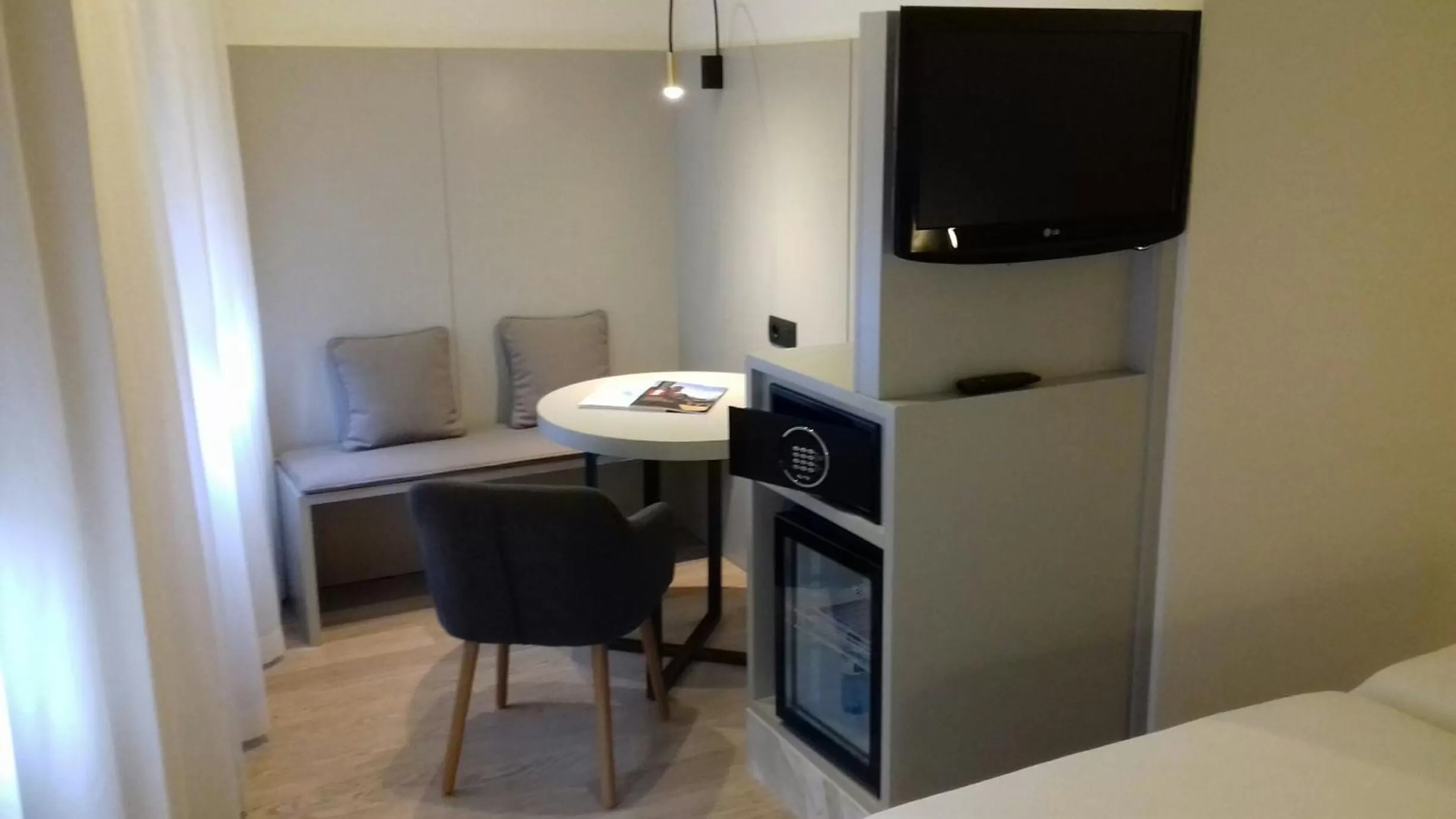 Photo of the whole room in Peninsular