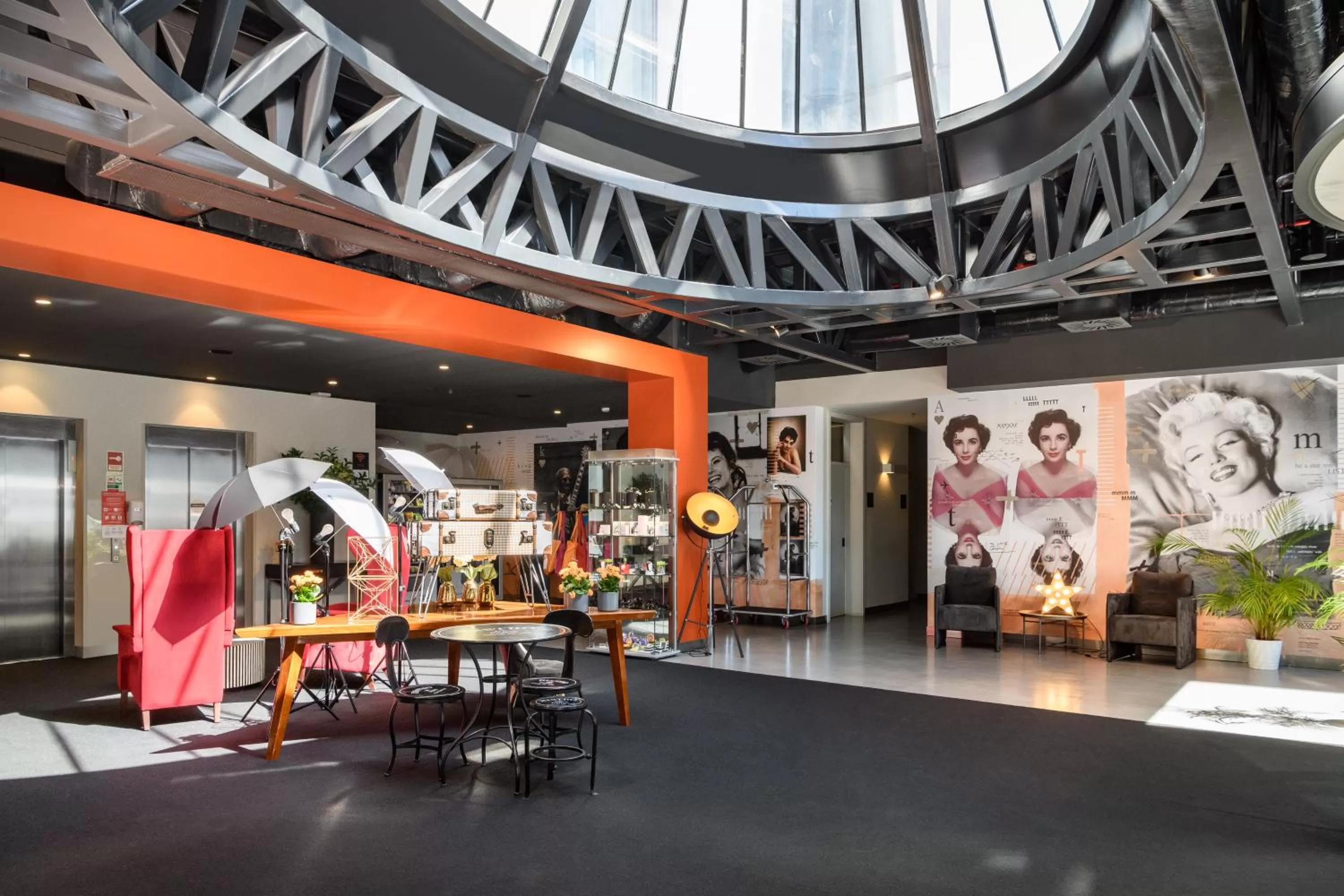 Lobby or reception in Star inn Lisbon Airport