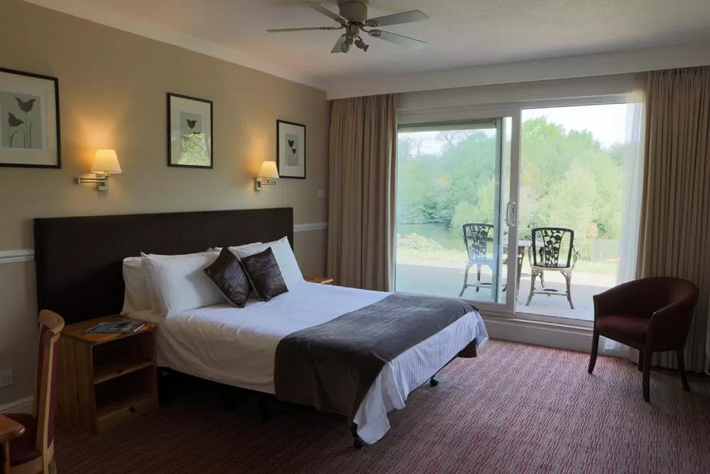 Lakeside Double Room in Inn On The Lake