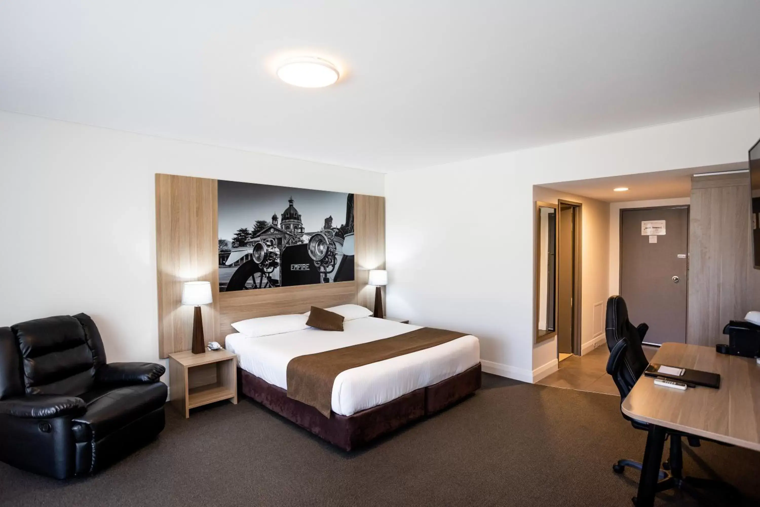 Deluxe King Suite in Mantra Bathurst Deluxe King Suite in Mantra Bathurst