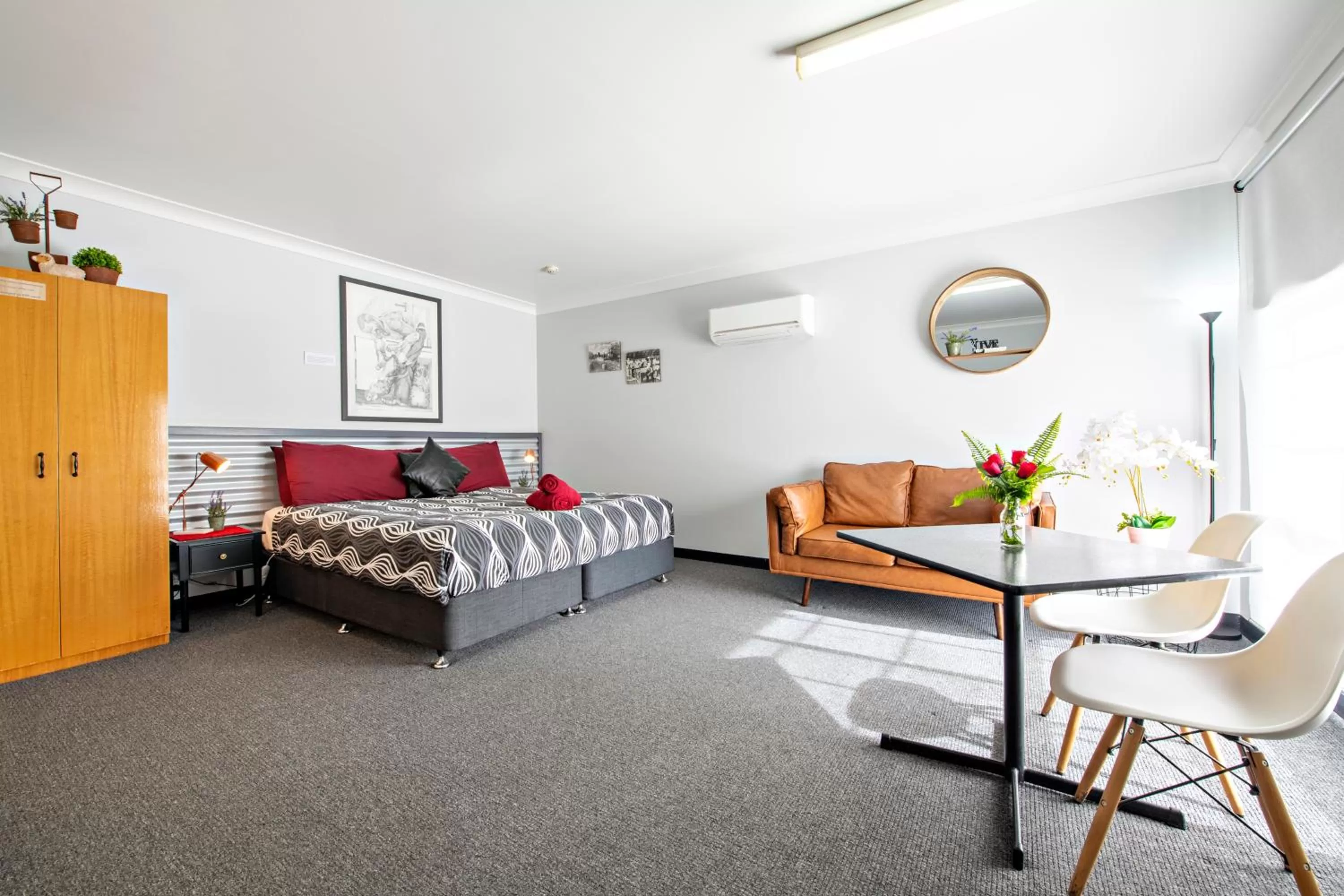 Photo of the whole room, Bed in Shearing Shed Motor Inn