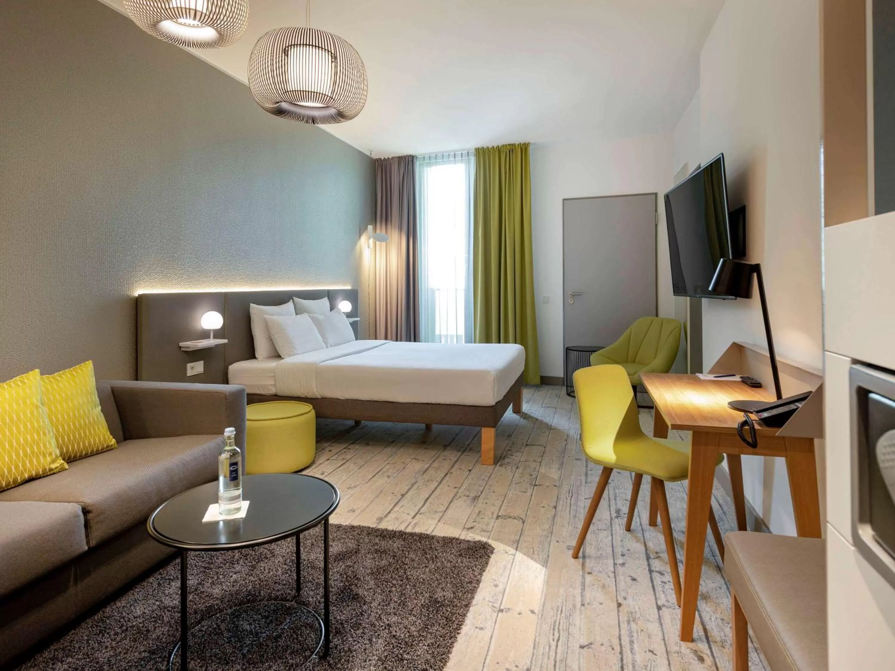 Photo of the whole room, Bed in Novotel München Messe