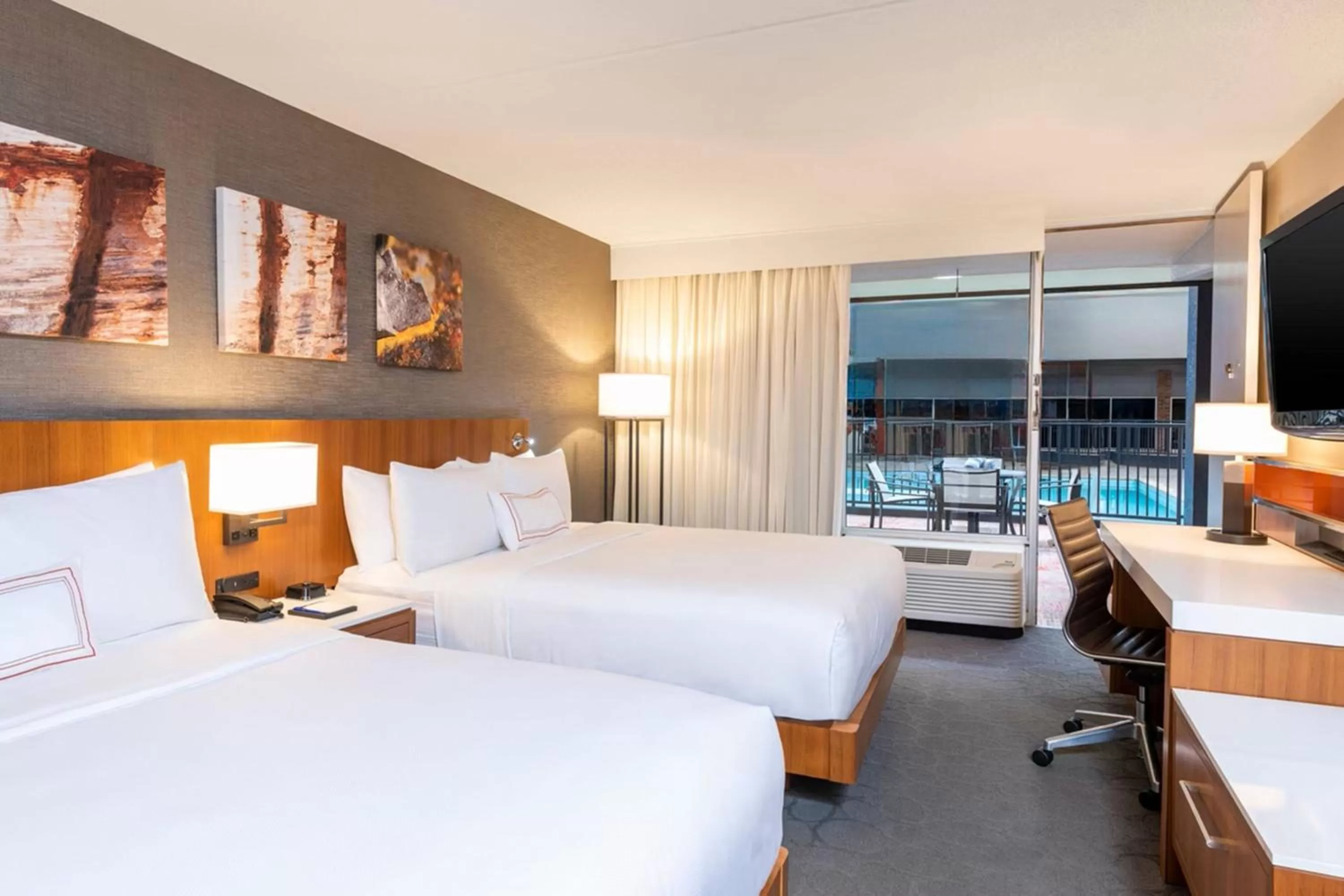 Swimming pool, Bed in Delta Hotels by Marriott Grand Rapids Airport